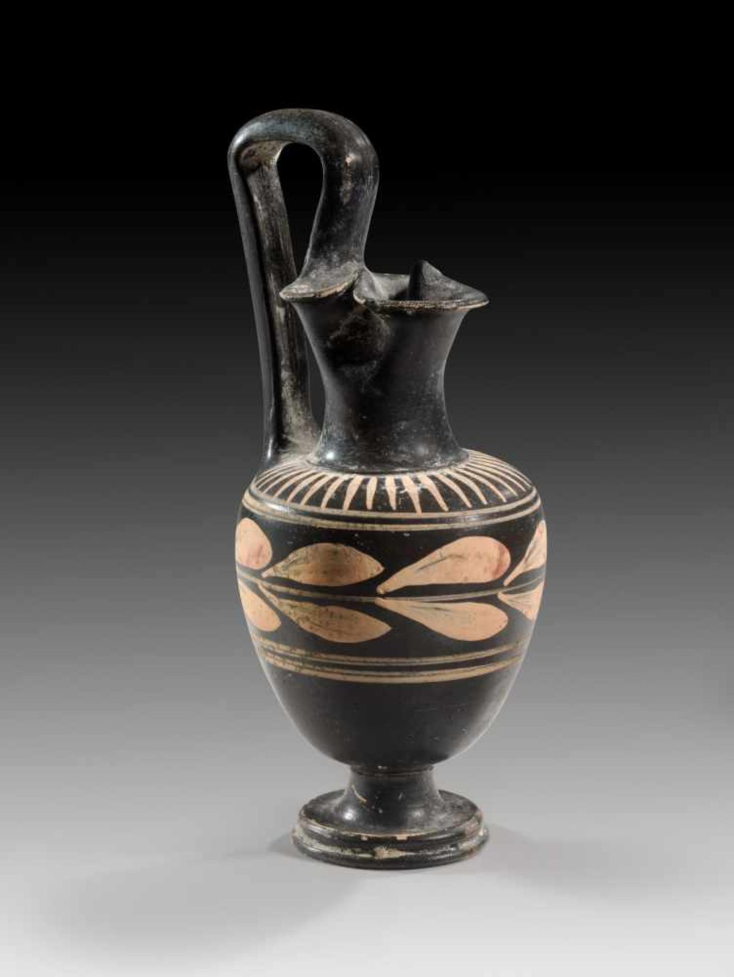 Apulische Oinochoe. 2. Hälfte 4. Jh. v. Chr. H 18,4cm, ø 7,8cm. Kanne mit Kleeblattmündung der