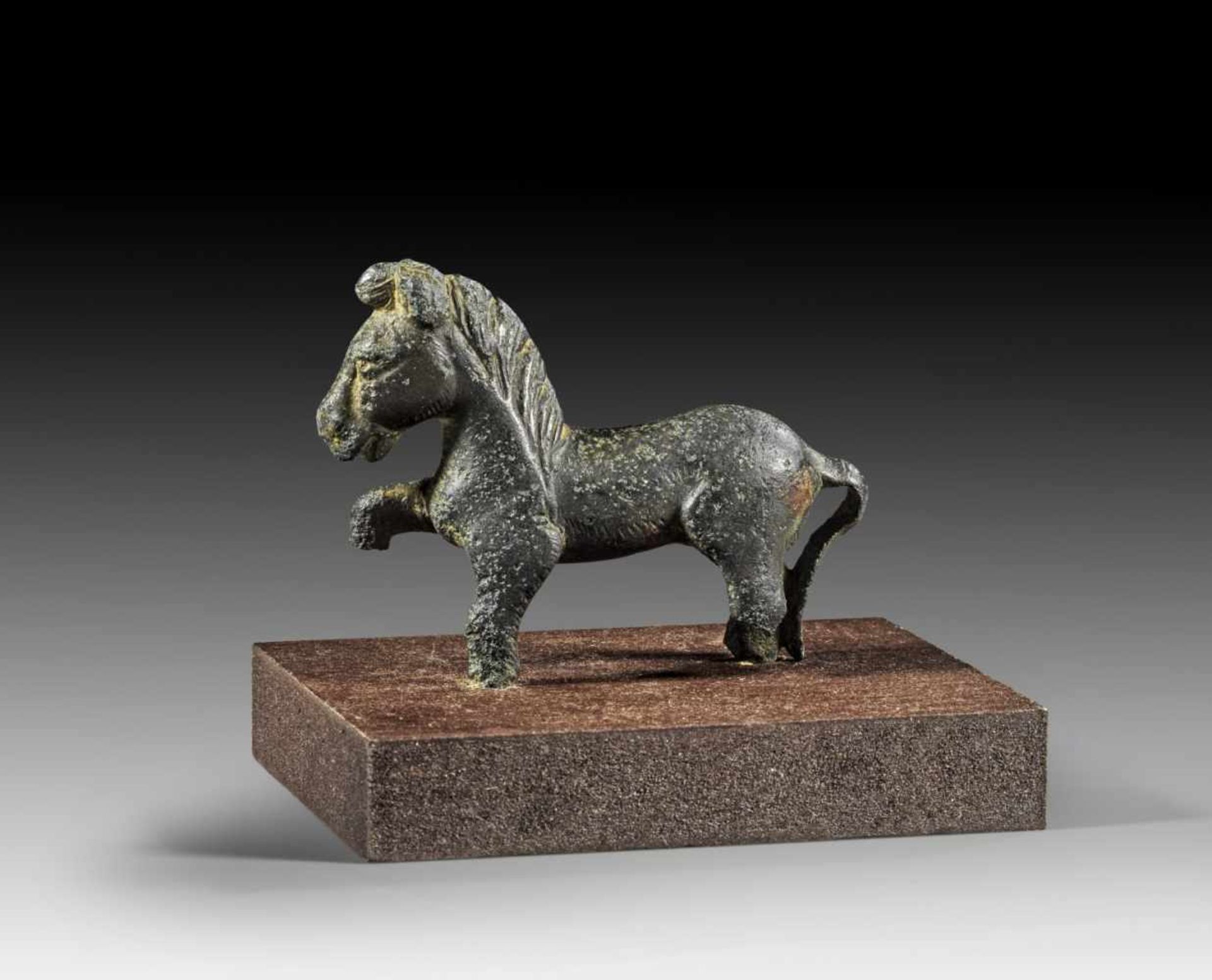 Pferd mit erhobenem rechten Vorderbein. Römische Kaiserzeit, 1. - 3. Jh. n. Chr. L 7,8cm.