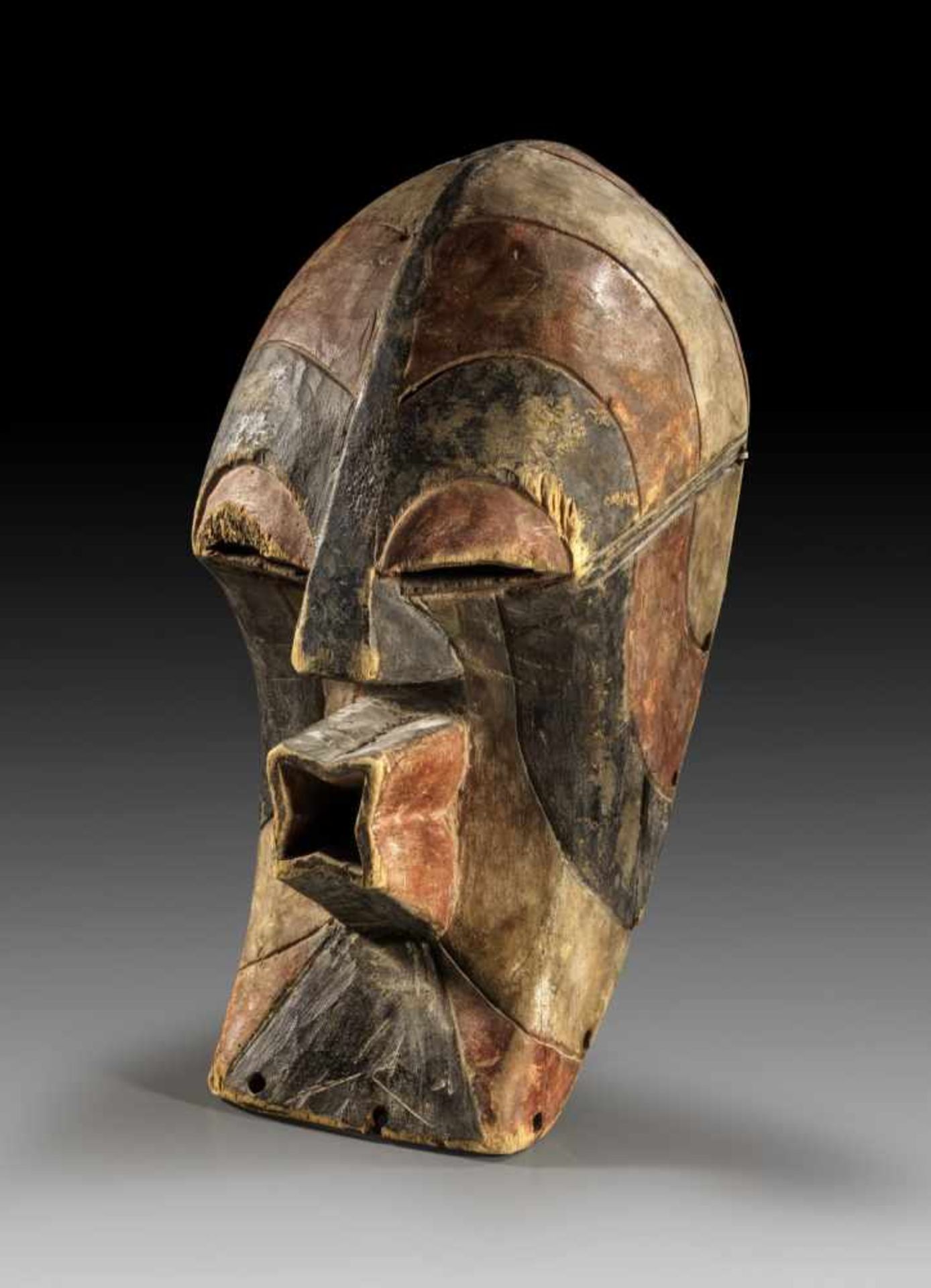 Große, abstrakte Maske. Songe, Demokratische Republik Kongo. H 40cm. Aus schwarz, weiß und rot