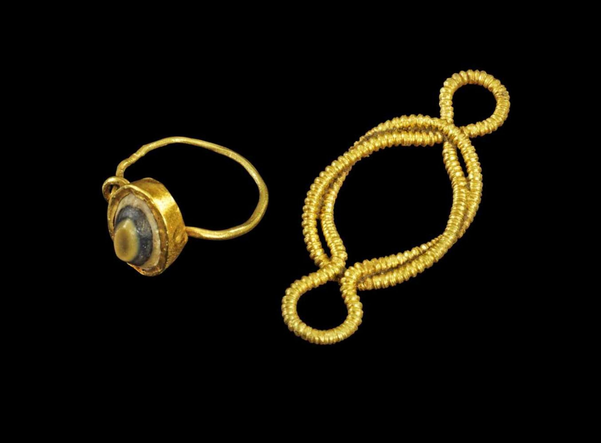 Heraklesknoten und Ohrring mit Lagenachat. Römisch, 2. - 3. Jh. n. Chr. Kettensegment in Form