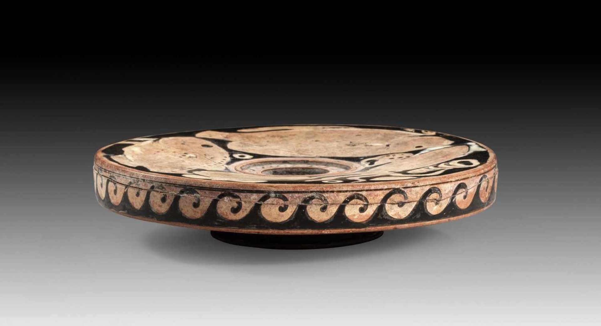 Apulischer Fischteller. Tarent, 340 - 330 v. Chr. H 5,9cm, ø 25,9cm. Teller mit überhängendem
