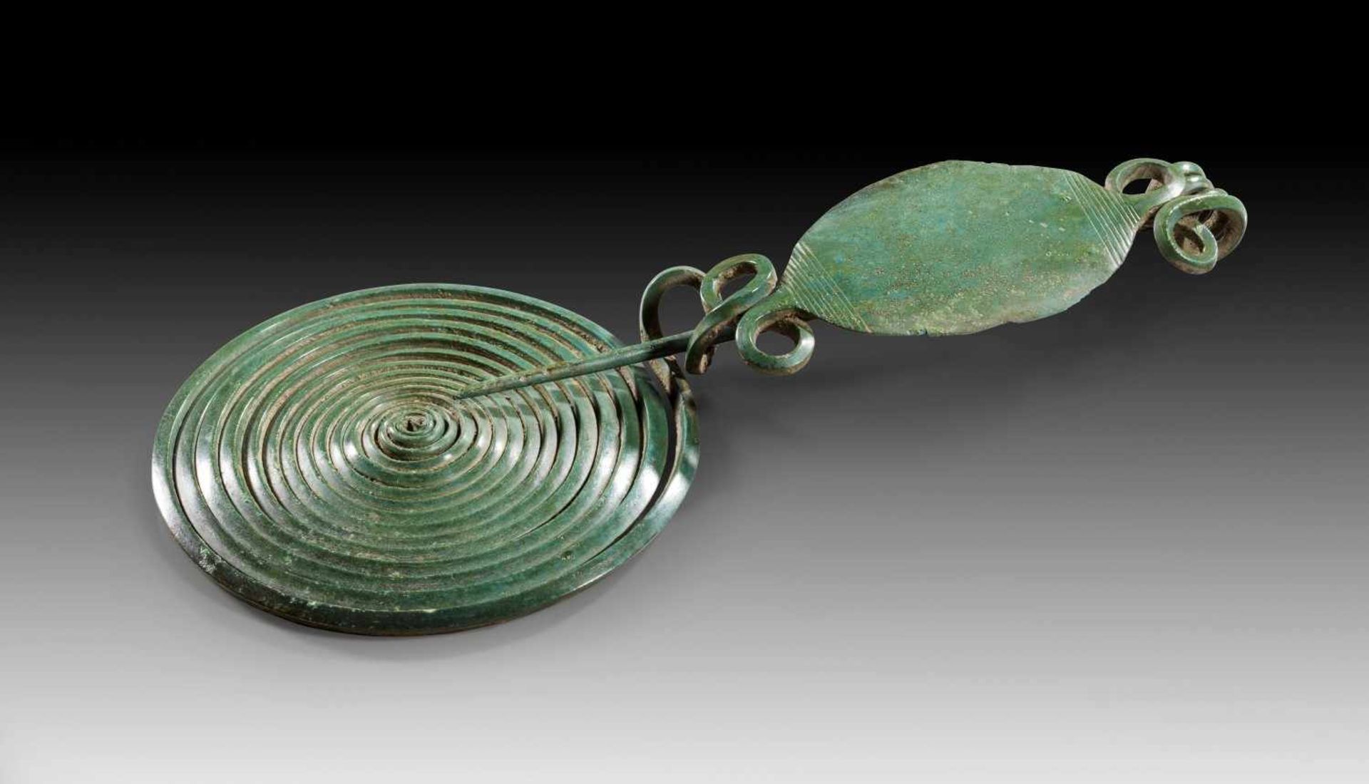 Blattbügelfibel. Späte Bronzezeit, Hallstatt B, 11. - 10. Jh. v. Chr. L 16,8cm, ø Spirale 7,8cm.