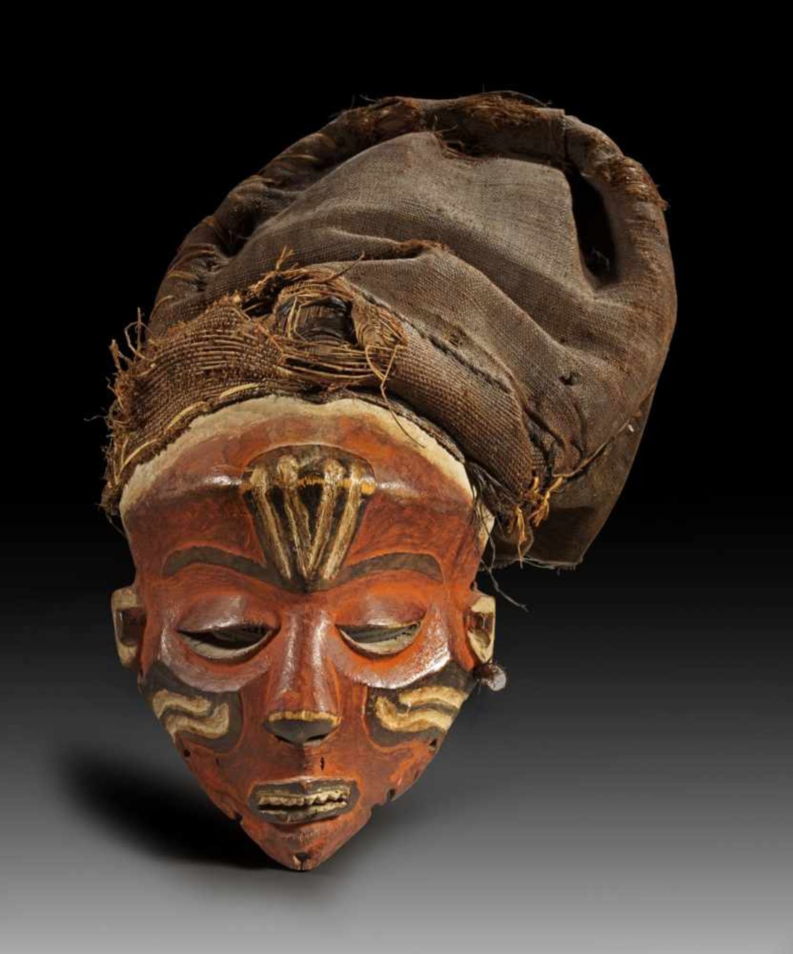 Gesichtsmaske aus Holz mit Raffiafrisur. Westliche Pende, Demokratische Republik Kongo. H ohne