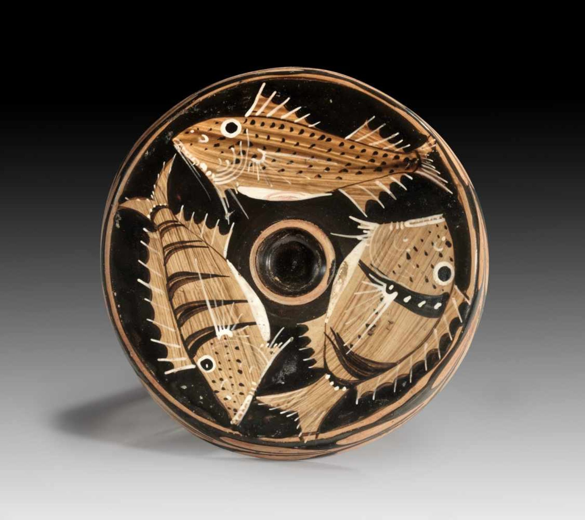 Kampanischer Fischteller der Dotted Stripe-Gruppe. 3. Viertel 4. Jh. v. Chr. H 4,5cm, ø 19,2cm. - Bild 2 aus 2