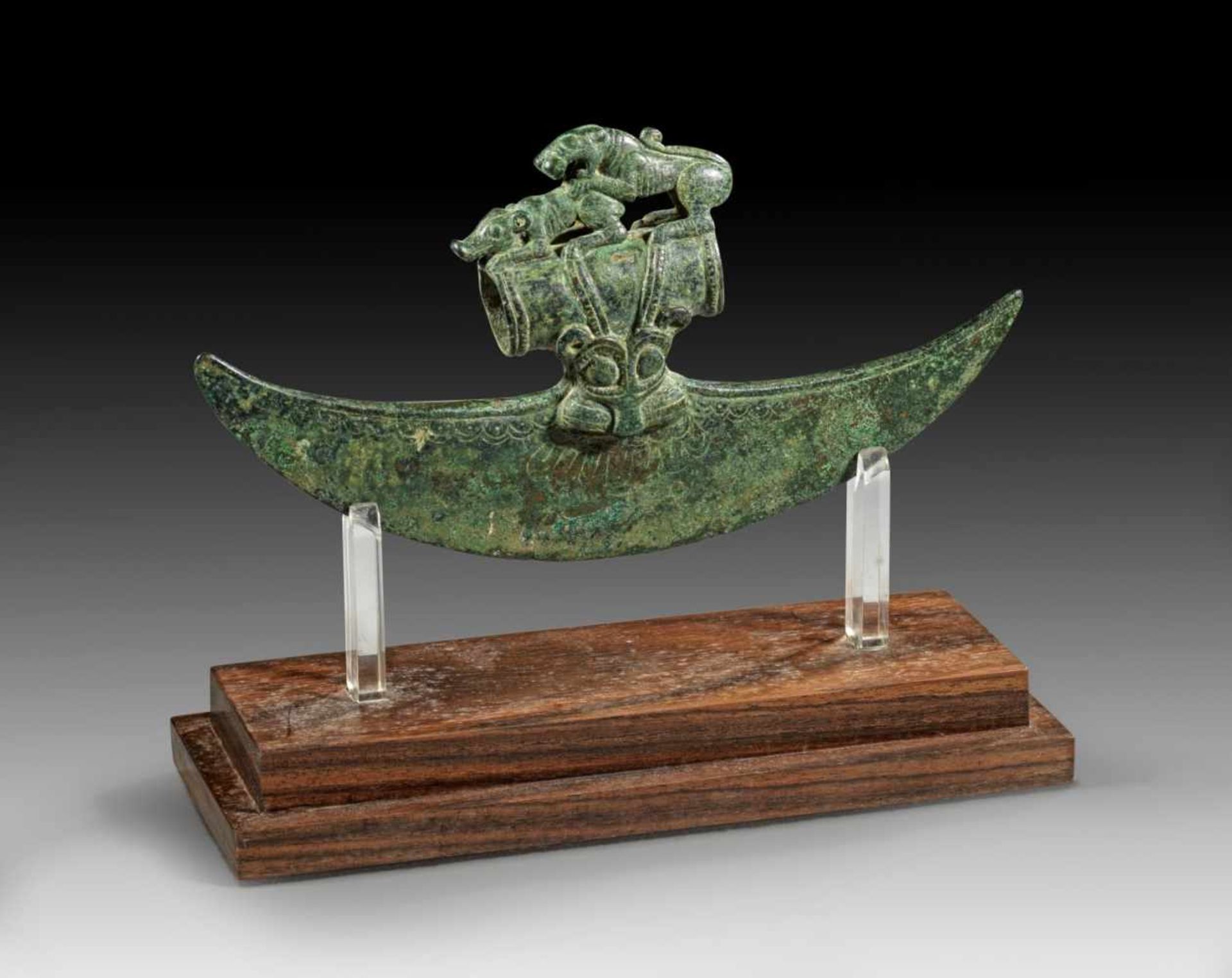 Bronzene Hellebardenaxt. Luristan, 1. Jt. v. Chr. L 18,3cm. Vollguss. Schmales, halbmondförmiges