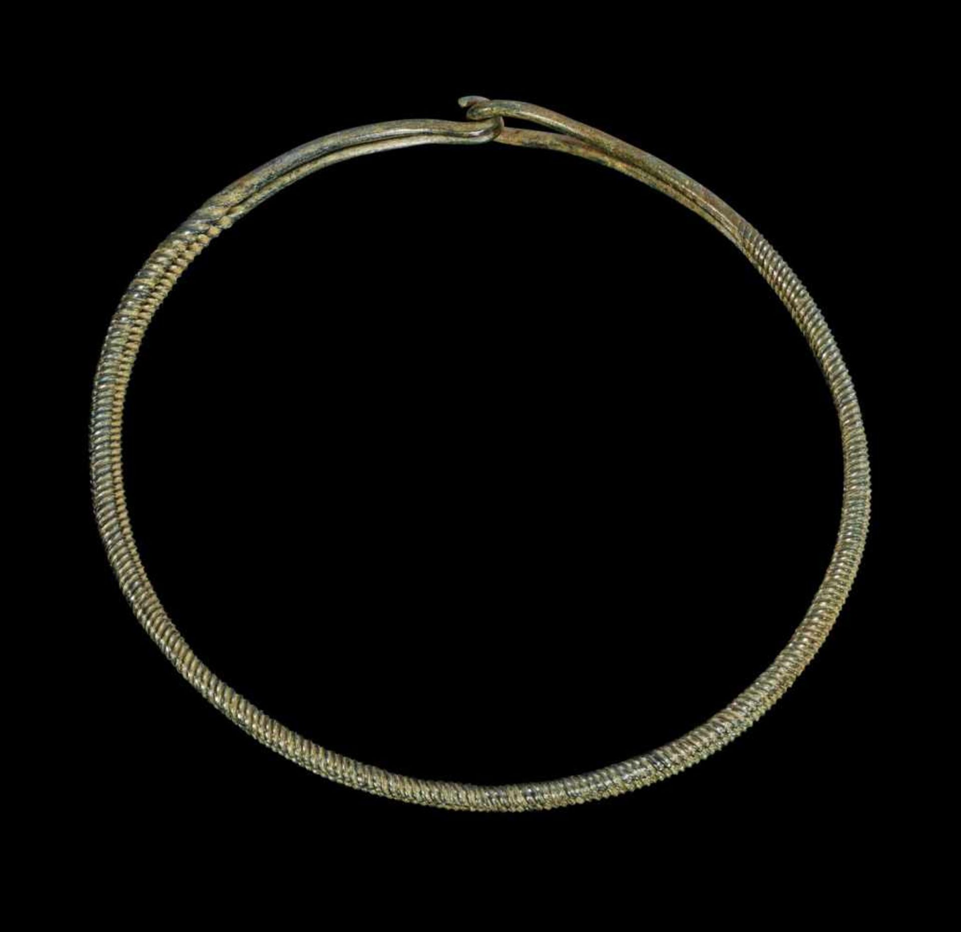 Doppel-Halsring aus Bronze. Bronzezeit, 1200 - 800 v. Chr. ø 18cm. Aus rundem, tordiertem Draht, der