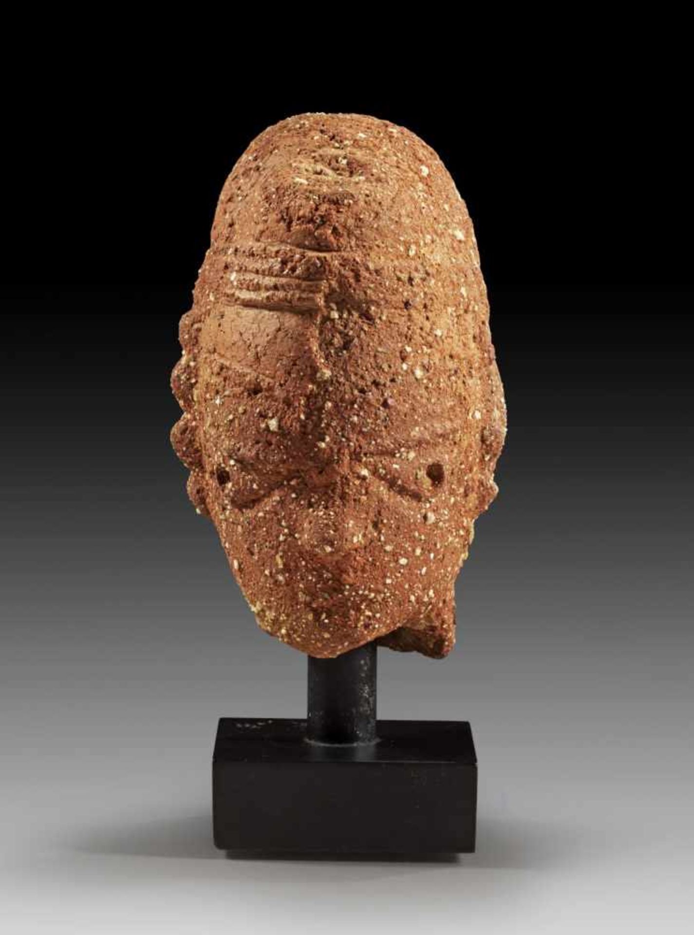 Kleiner Terrakottakopf. Nok, Nigeria, ca. 500 v. - 200 n. Chr. H 12cm. Mit rötlicher Engobe.
