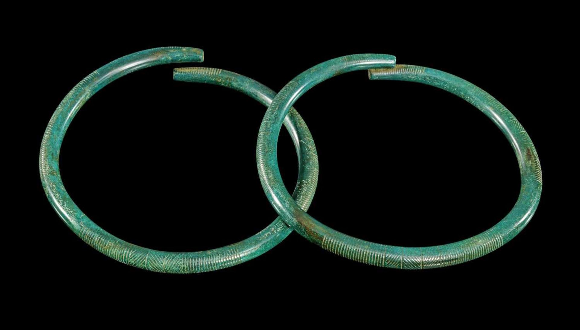 Paar Armreife mit Ritzdekor. Mitteleuropa, 9. - 8. Jh. v. Chr. ø ca. 11,5cm. Bronzevollguss. Massive