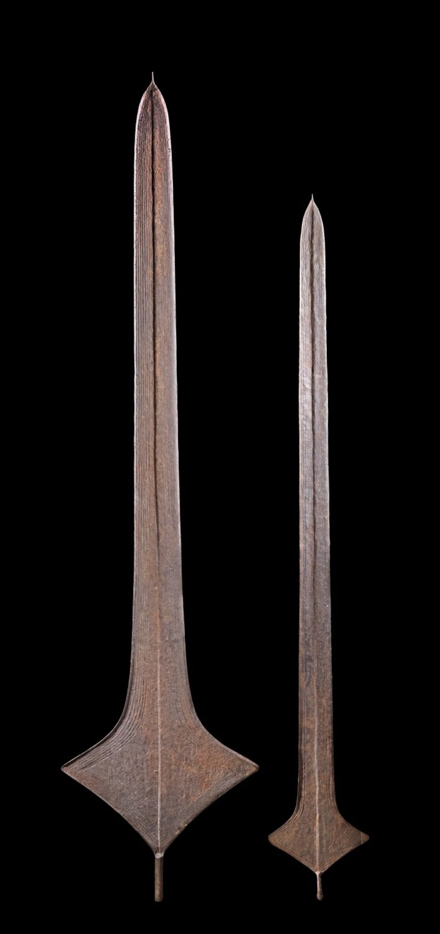 Sammlung Speergeld aus Eisen. Lokele, Demokratische Republik Kongo. H 151 und 175,5cm. Speerförmiges
