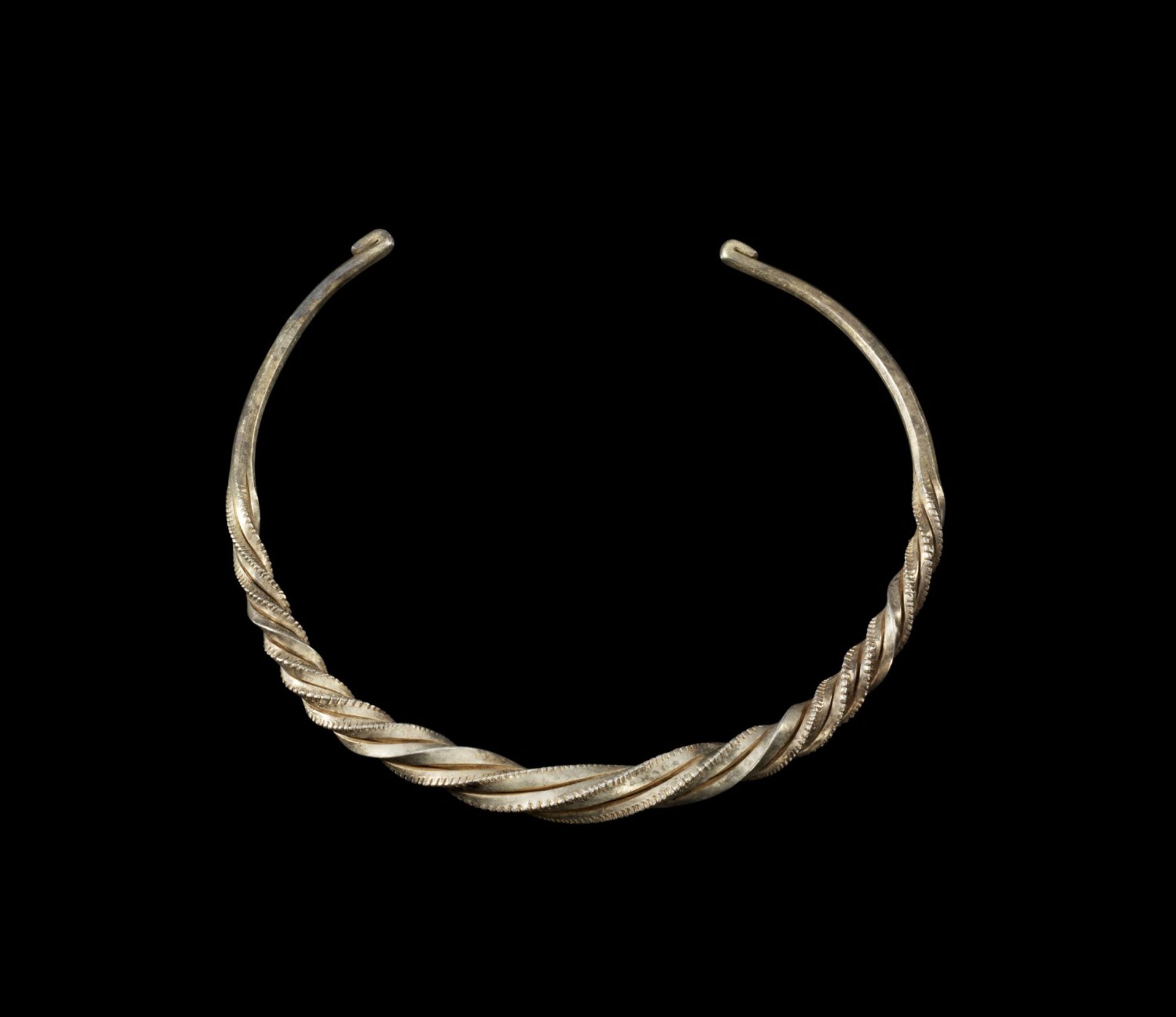 Torques aus Silber. Römisch, 1. - 2. Jh. n. Chr. ø 14cm. Offener Ring aus tordierten Vierkantstäben,