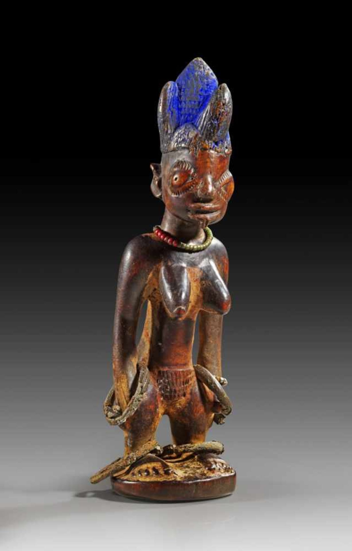 Weibliche Zwillingsfigur 'ibedji'. Yoruba, Nigeria. H 25cm. Mit blau gefärbter Kronenfrisur,