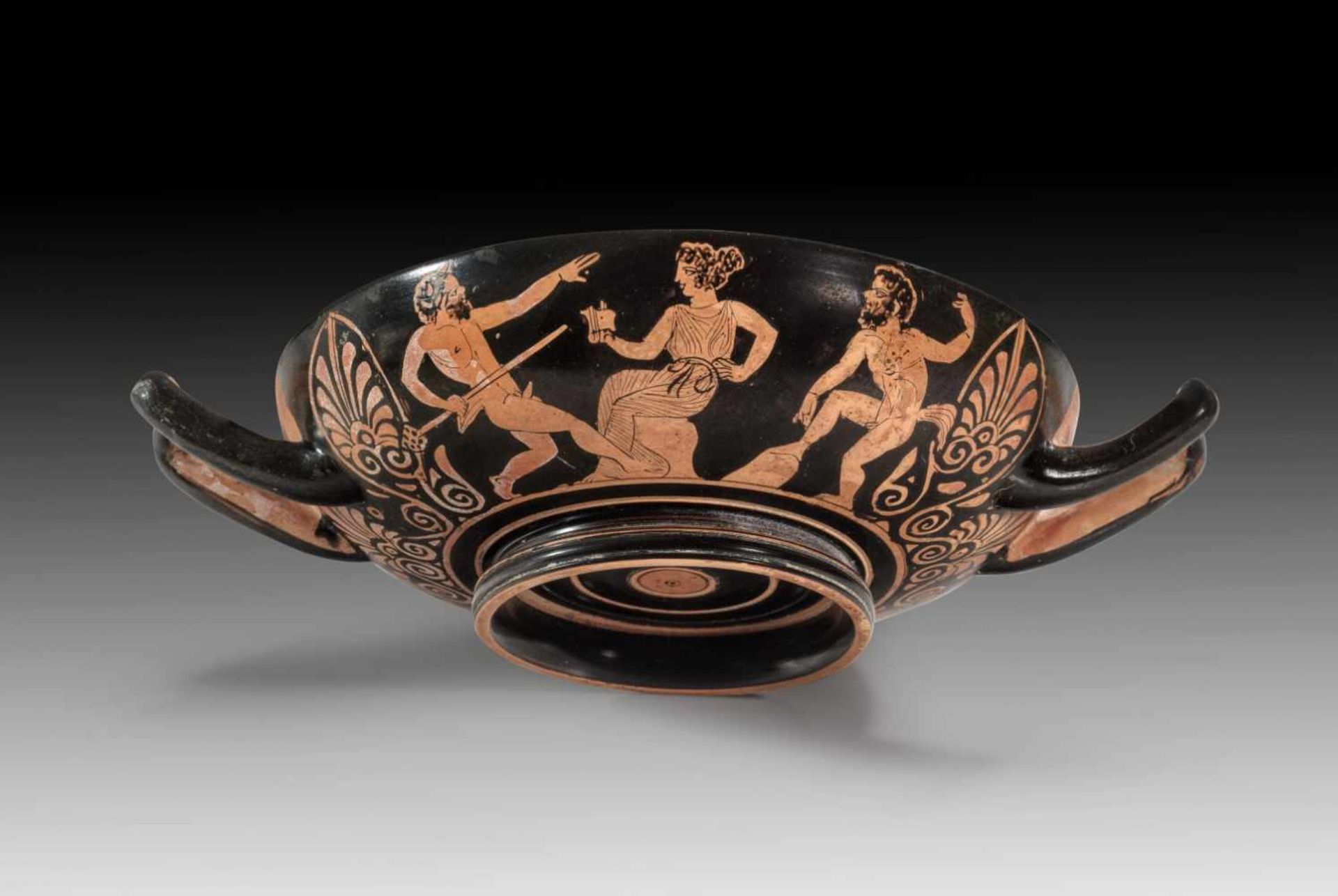 Attische Schale des Meleager-Malers oder in seiner Art. Um 390 v. Chr. H 6,1cm, B mit Henkeln 24, - Bild 2 aus 3
