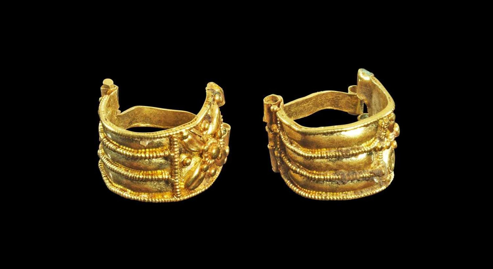 Paar goldene Körbchenohrringe. Etruskisch, 7. Jh. - 5. Jh. v. Chr. 1,78g, ø 1cm. Typ 'Bauletto'. Ein