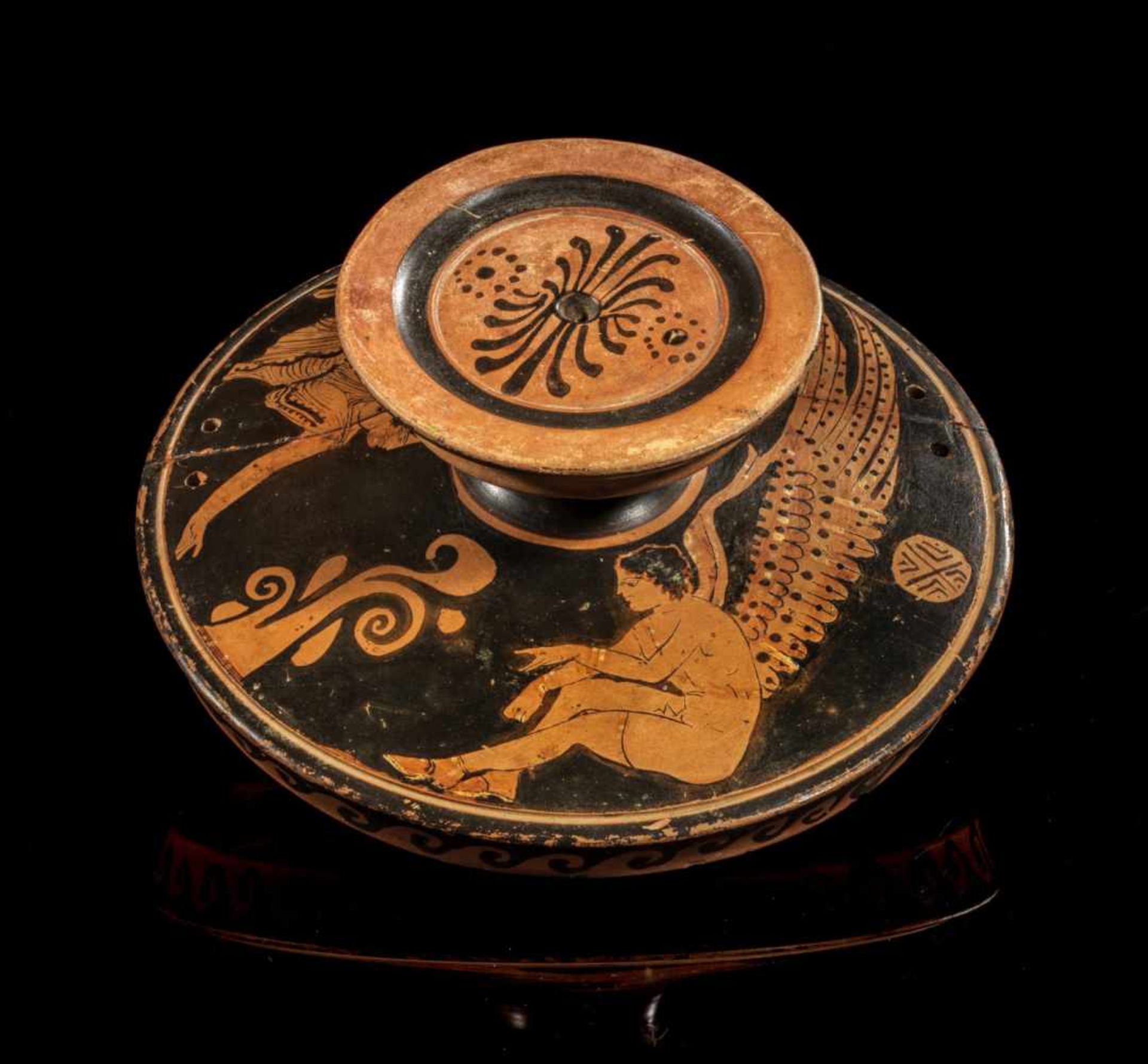 Sizilischer Lekanisdeckel der Adrastos-Gruppe. 320 - 310 v. Chr. H 7,1cm, ø 16,1cm. Rotfigurig,