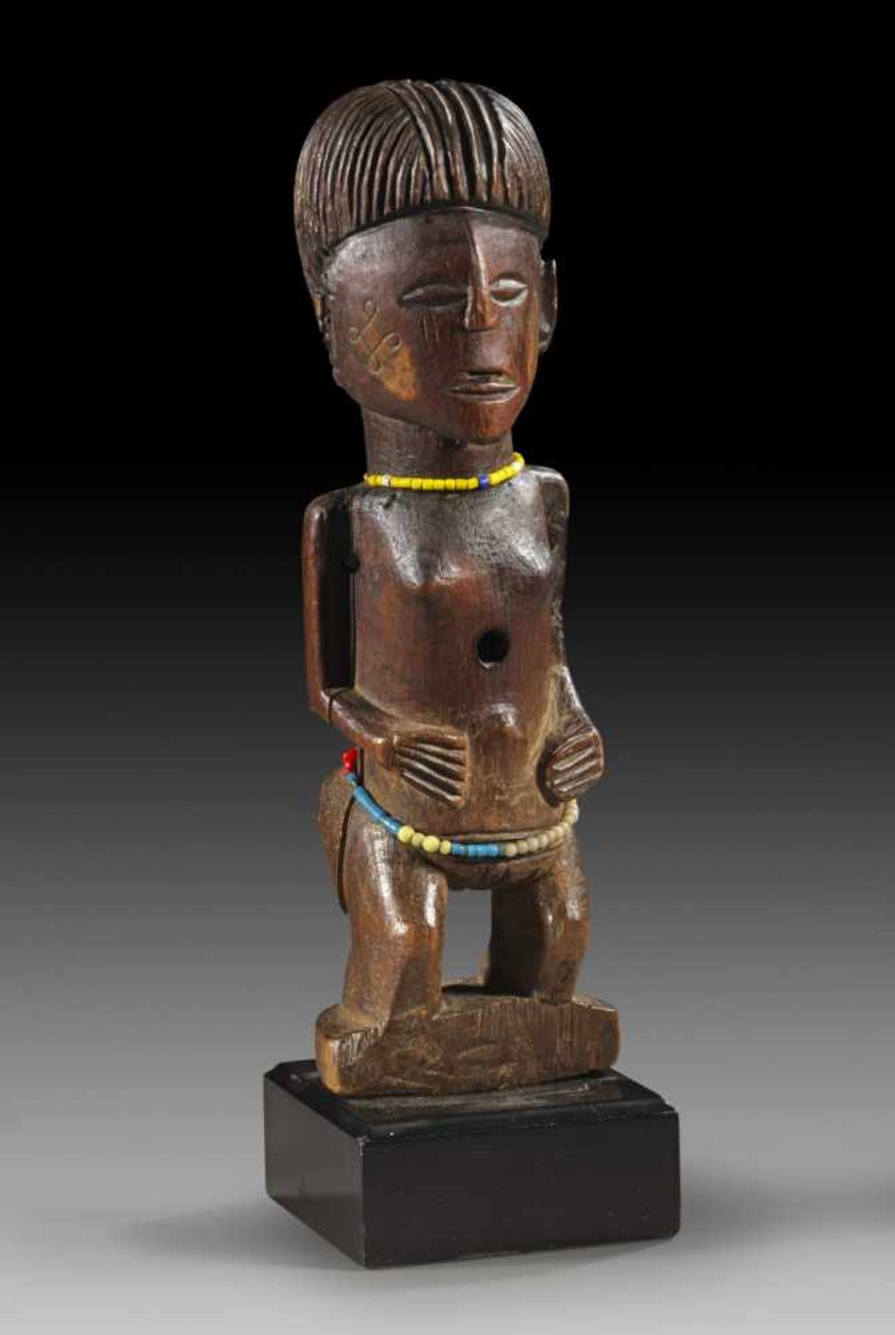 Stehende weibliche Figur. Luena (Lovale, Lwena), Angola. H 28,5cm. Mit angelegten Armen und