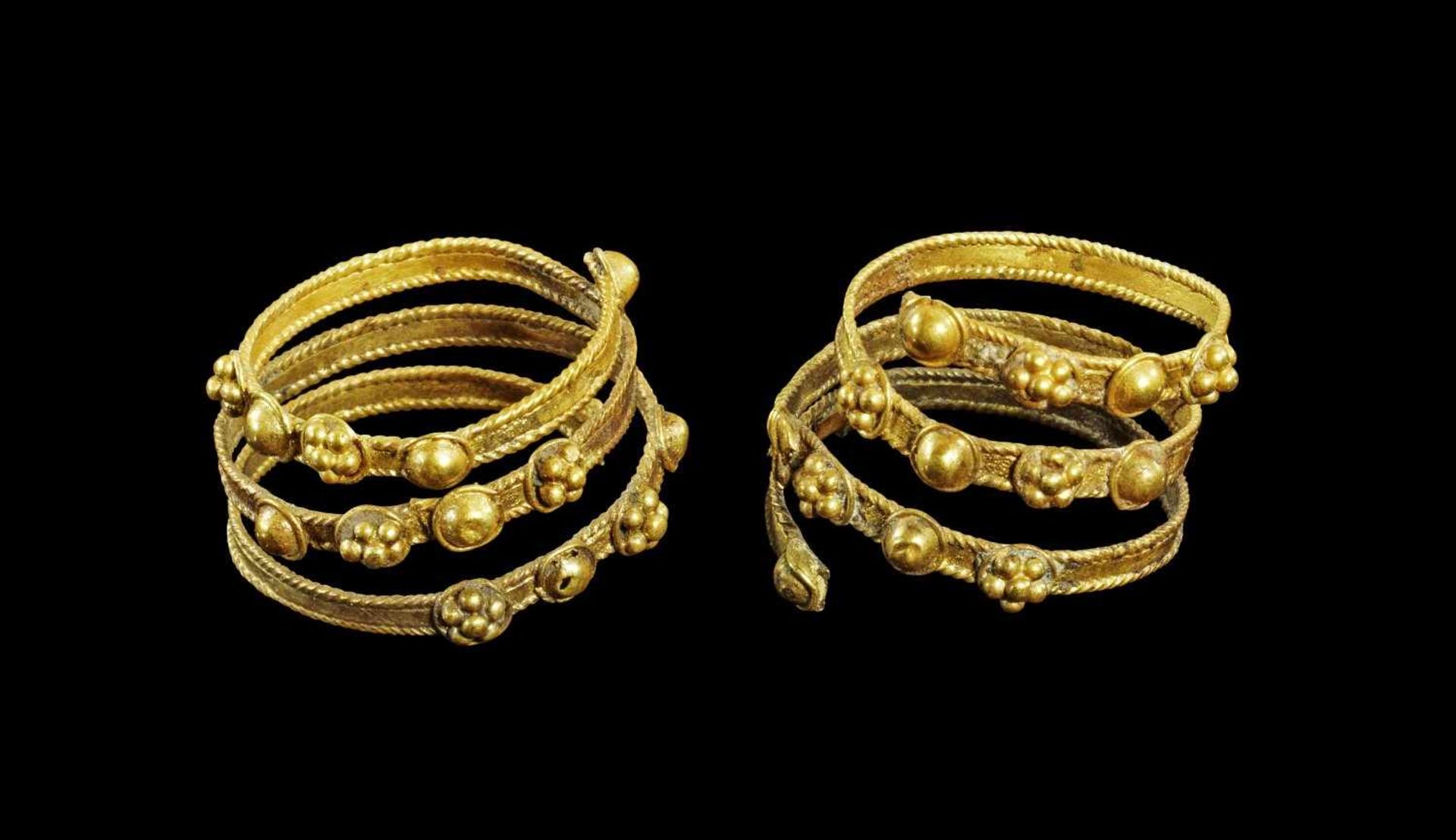 Paar goldene Spiralhaarringe. Etruskisch, 7. Jh. v. Chr. 2,88g, ø 1,7cm. Filigrane Spiralen aus