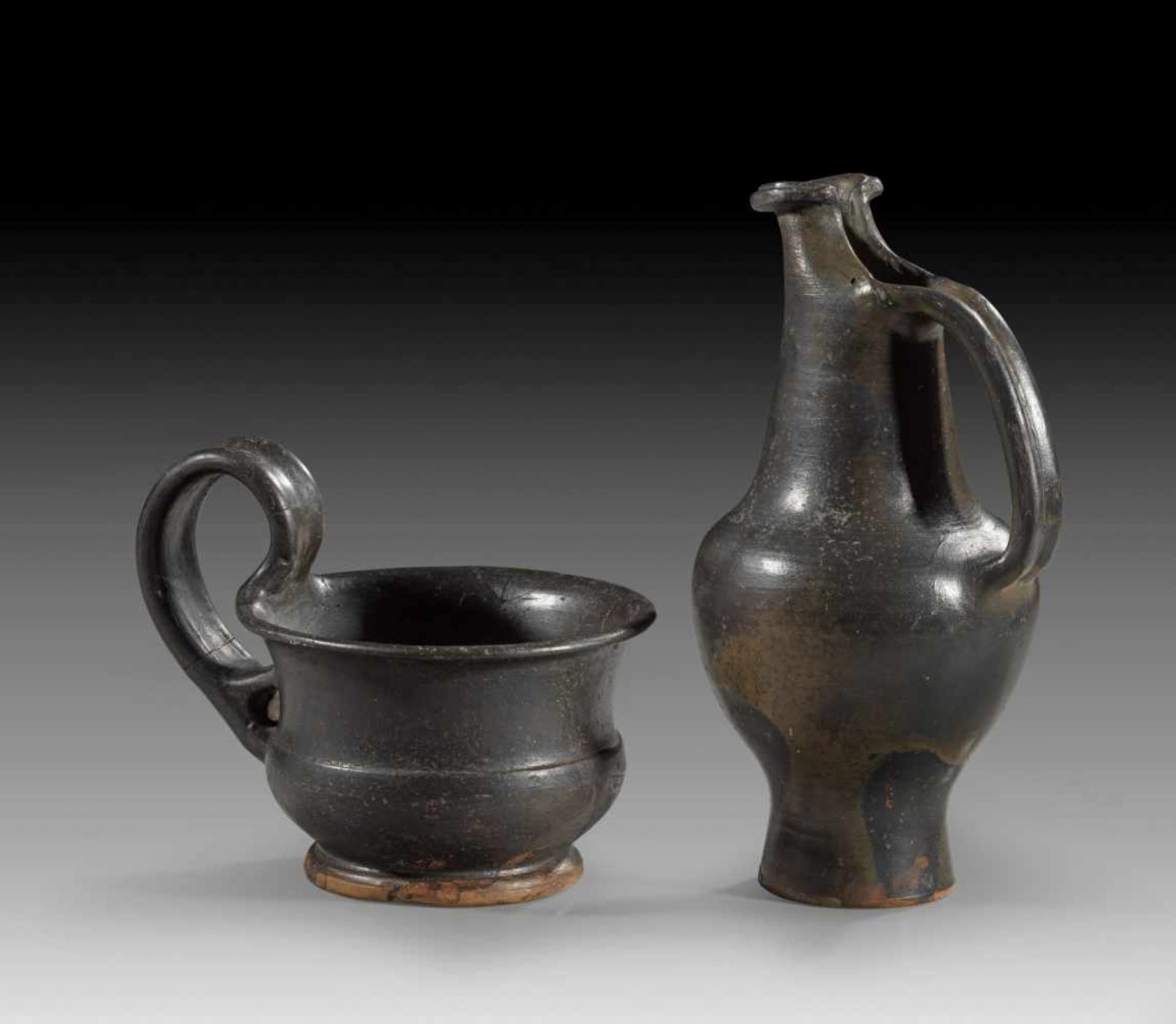 Faliskische Schnabelkanne und Kyathos. 325 - 300 v. Chr. Glanztonware. a) Schnabelkanne: H 20,4cm, ø