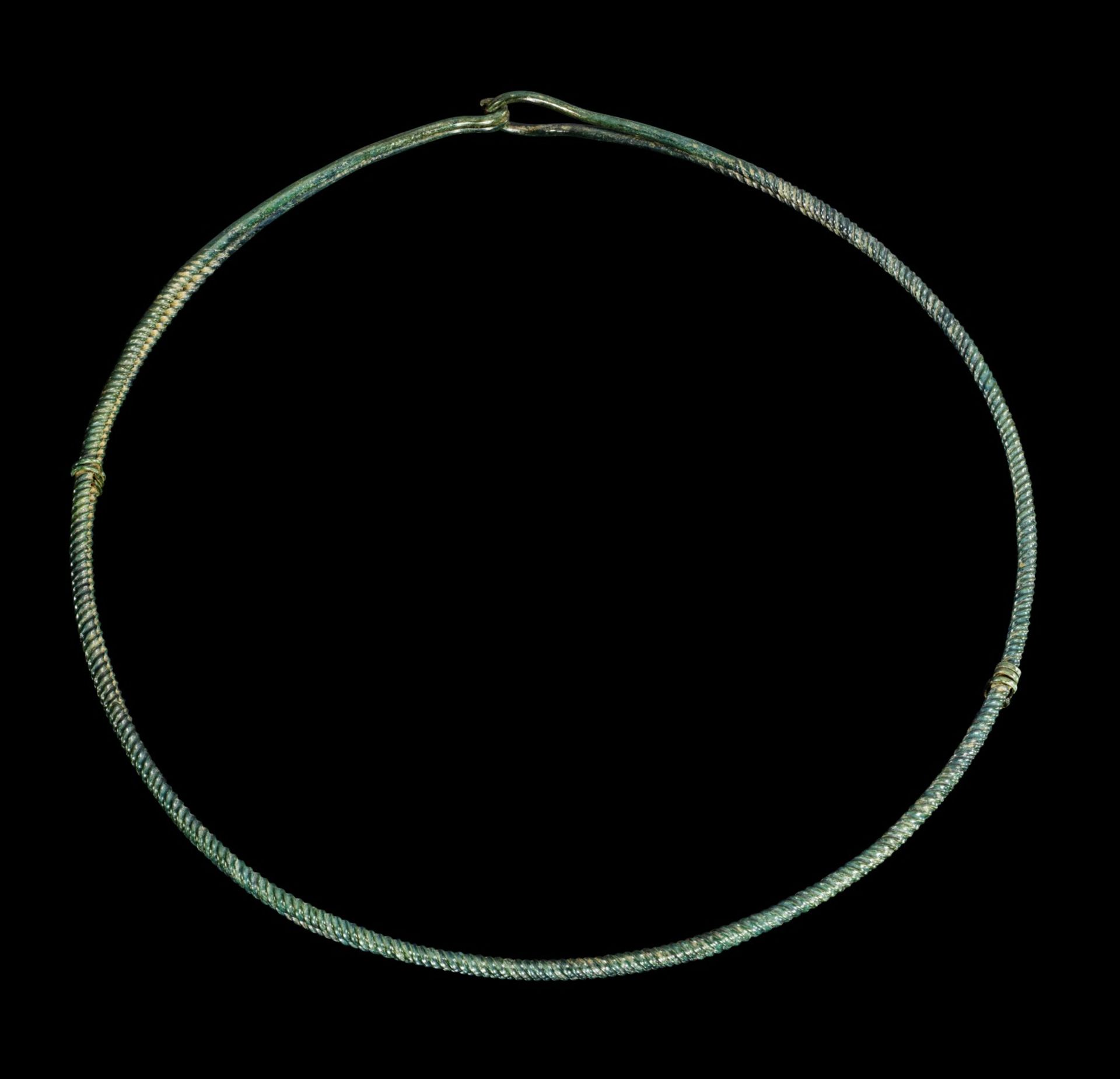 Doppel-Halsring aus Bronze. Bronzezeit, 1200 - 800 v. Chr. ø 27cm. Aus rundem, tordiertem Draht, der