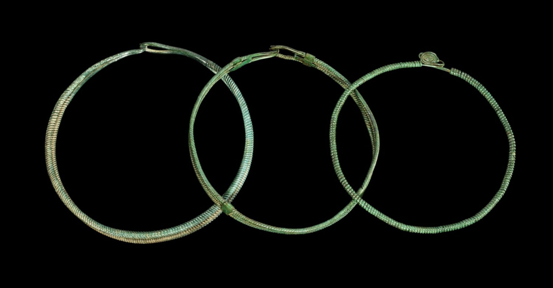 Doppel-Halsringe aus Bronze. Bronzezeit, 1200 - 800 v. Chr. ø 13,3, 14 und 15cm. Ein Reif aus zwei