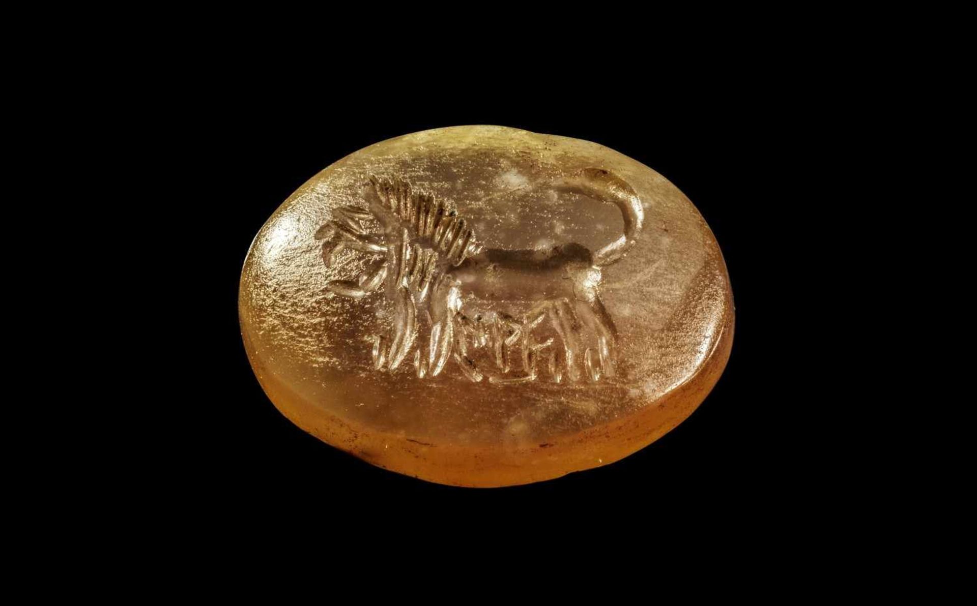 Achat-Gemme mit Löwe. Aramäisch, 8. Jh. v. Chr. B 2cm. Skaraboid, querovaler Intaglio, darauf ein