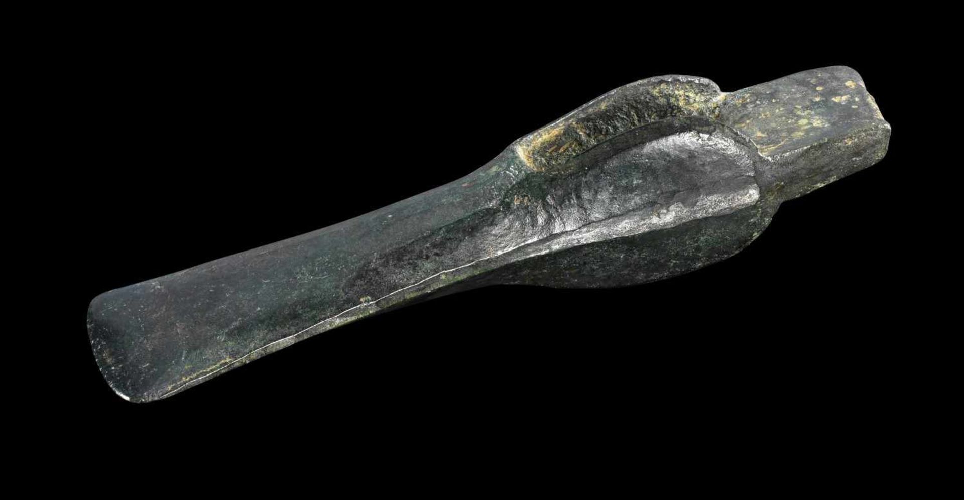 Lappenbeil aus Bronze. Bronzezeit, 1100 - 800 v. Chr. L ca. 17,5cm. Vollguss. Mit oberständigen