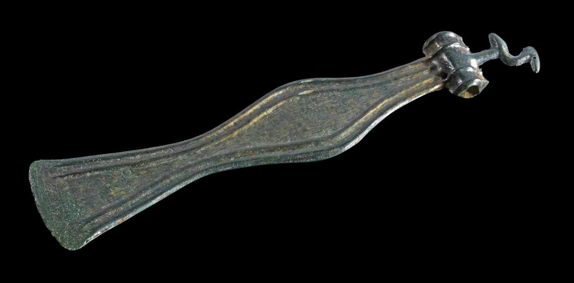 Zeremonial-Axtkopf aus Kupfer. Bronzezeit, 1200 - 900 v. Chr. ø ca. 22,5cm. Vollguss. S-förmig