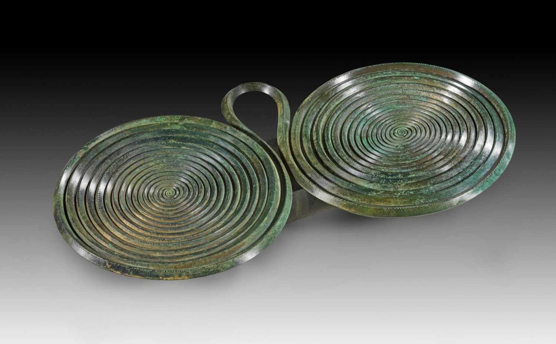 Großer Brillenanhänger. Späte Bronzezeit, 1300 - 800 v. Chr. B 22,5cm, ø der Spiralen ca. 11,5cm.