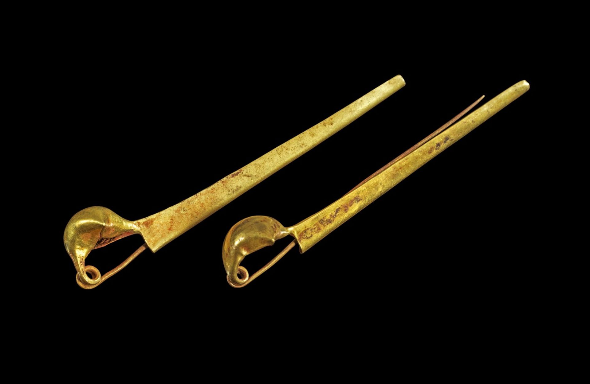 Zwei Navicella-Fibeln aus Goldblech. Etruskisch, 650 - 600 v. Chr. 7,64g, L 7 und 7,2cm. Langer,