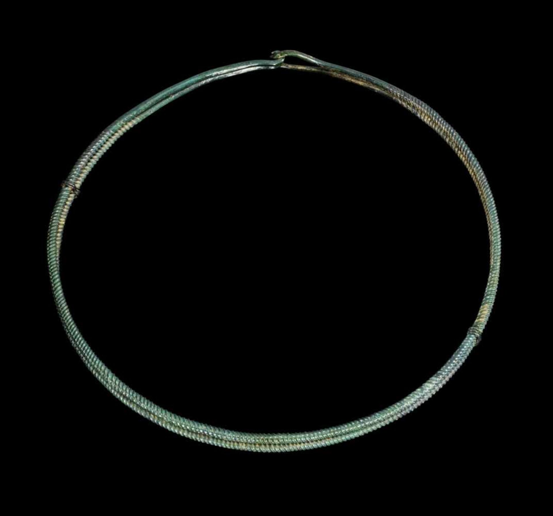 Doppel-Halsring aus Bronze. Bronzezeit, 1200 - 800 v. Chr. ø 24cm. Aus rundem, tordiertem Draht, der