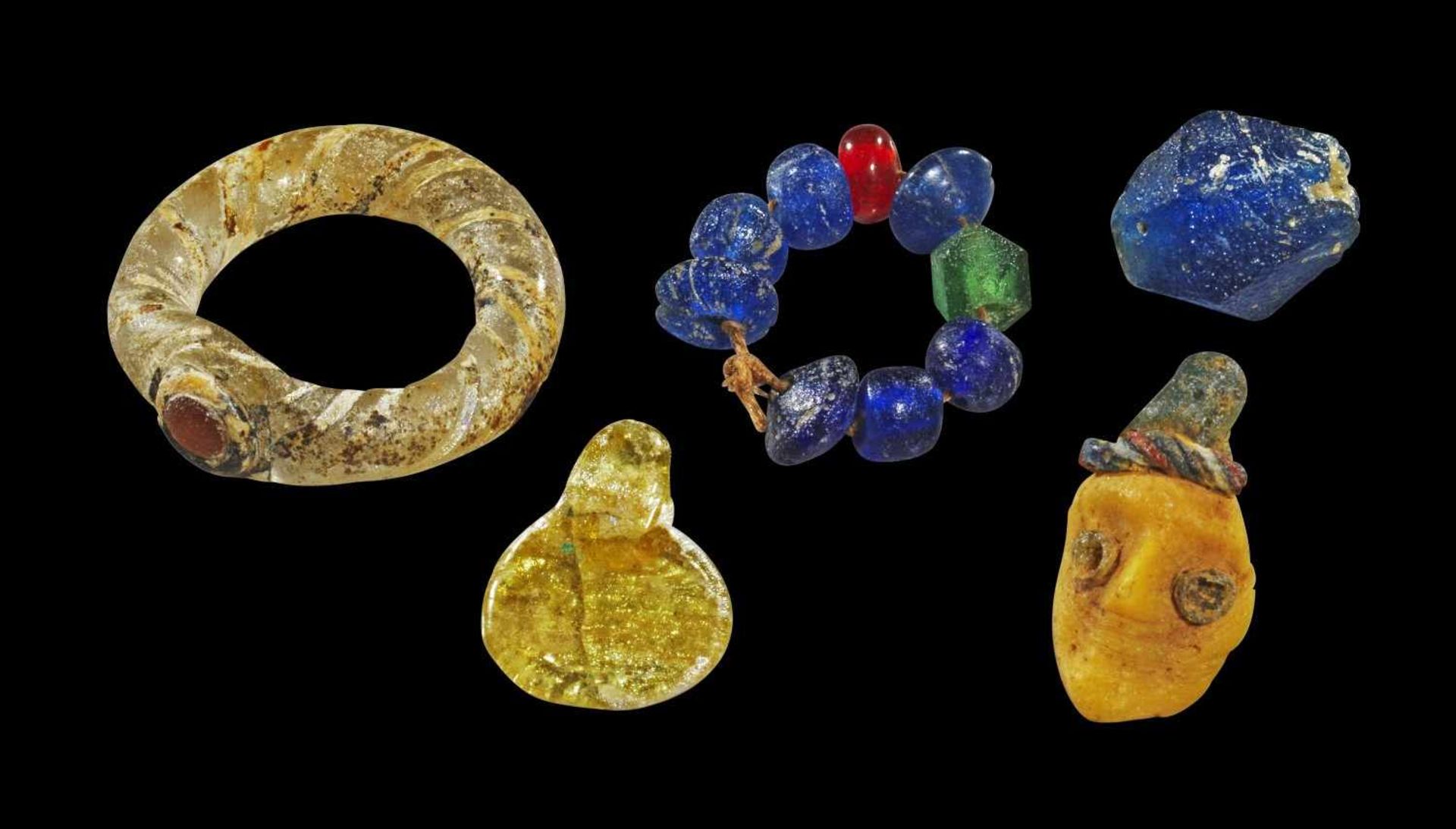 Sammlung Miniaturobjekte aus Glas. a) Gesichtsperle (L 2cm) aus gelbem, weißen, blauem und rotem