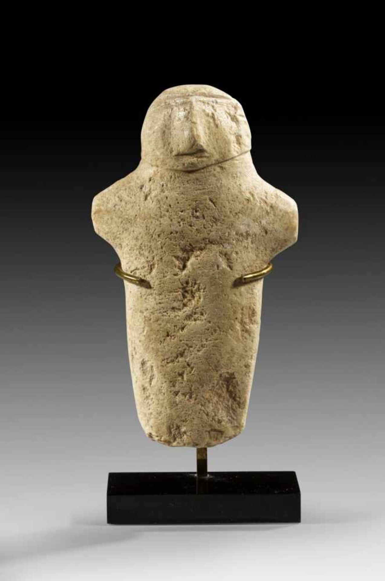 Idol. Baktrien, 2 Jt. v. Chr. L 12,8cm. Kalzit. Stark stilisiertes Idol mit zylindrischem Corpus und