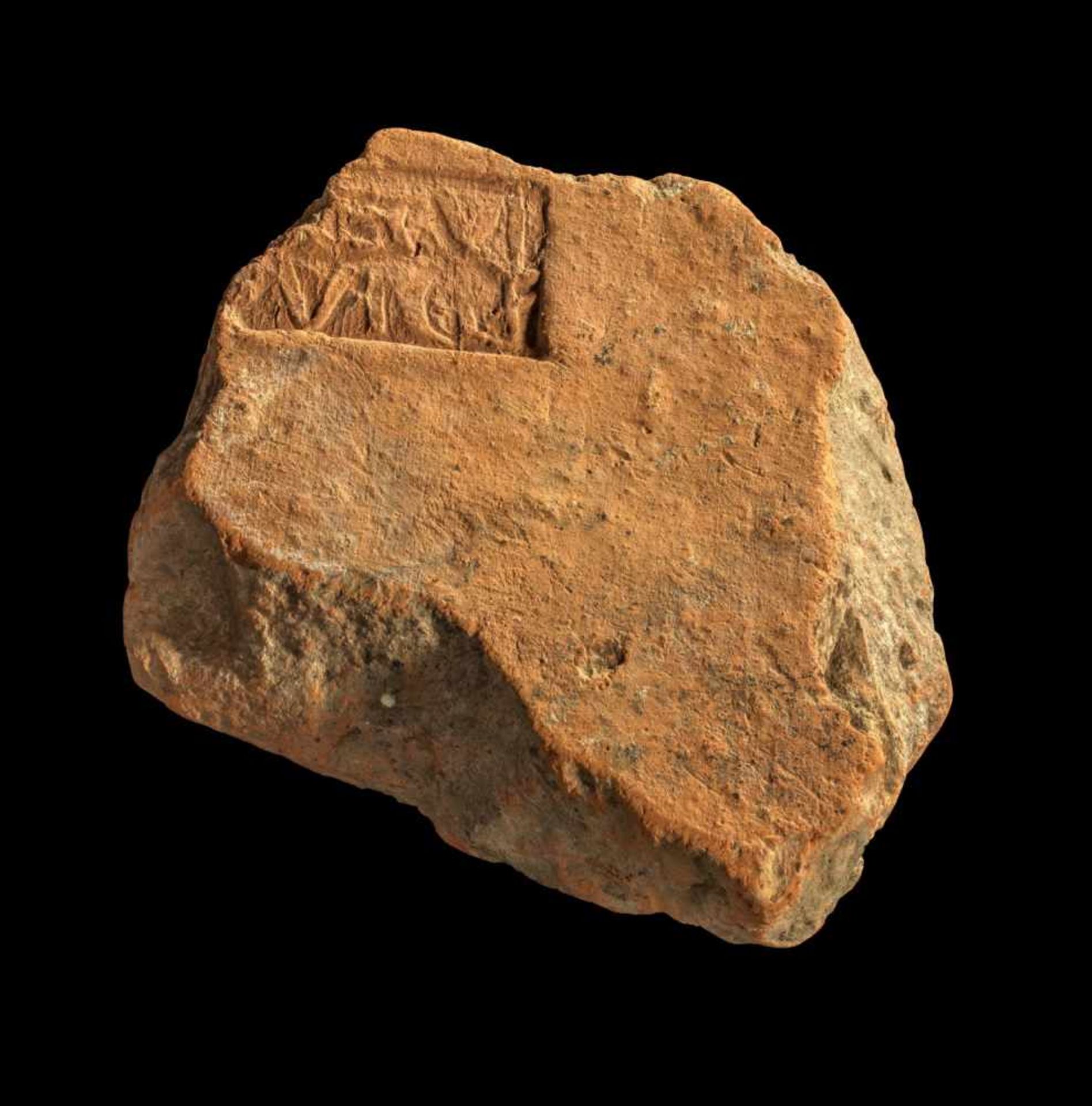 Ziegelfragment der Legio VI. Römische Kaiserzeit, 96 - 121 n. Chr. 13,5 x 13cm. Rötlicher Ton.