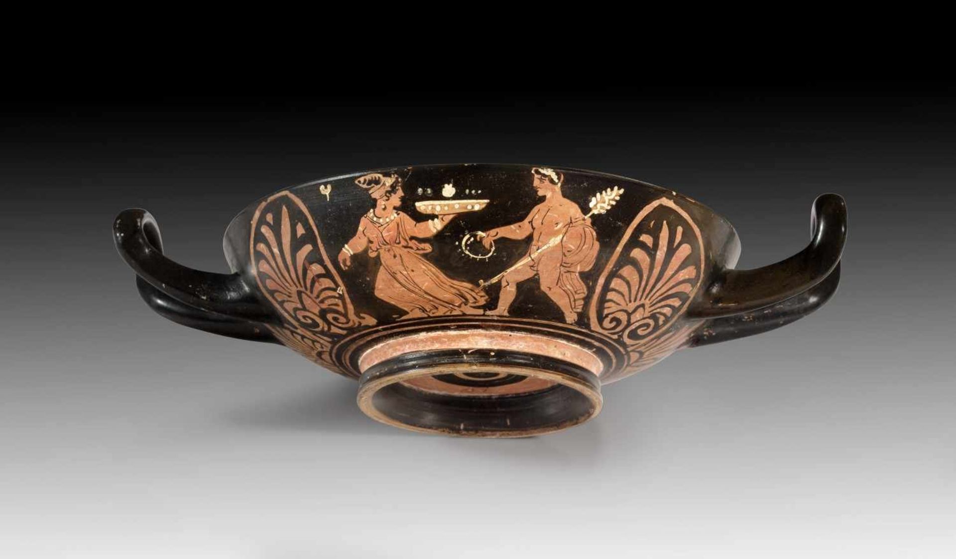 Apulische Schale aus dem Umfeld des Patera-Malers. Um 330 v. Chr. H 5,9cm, B mit Henkeln 20,5cm, ø