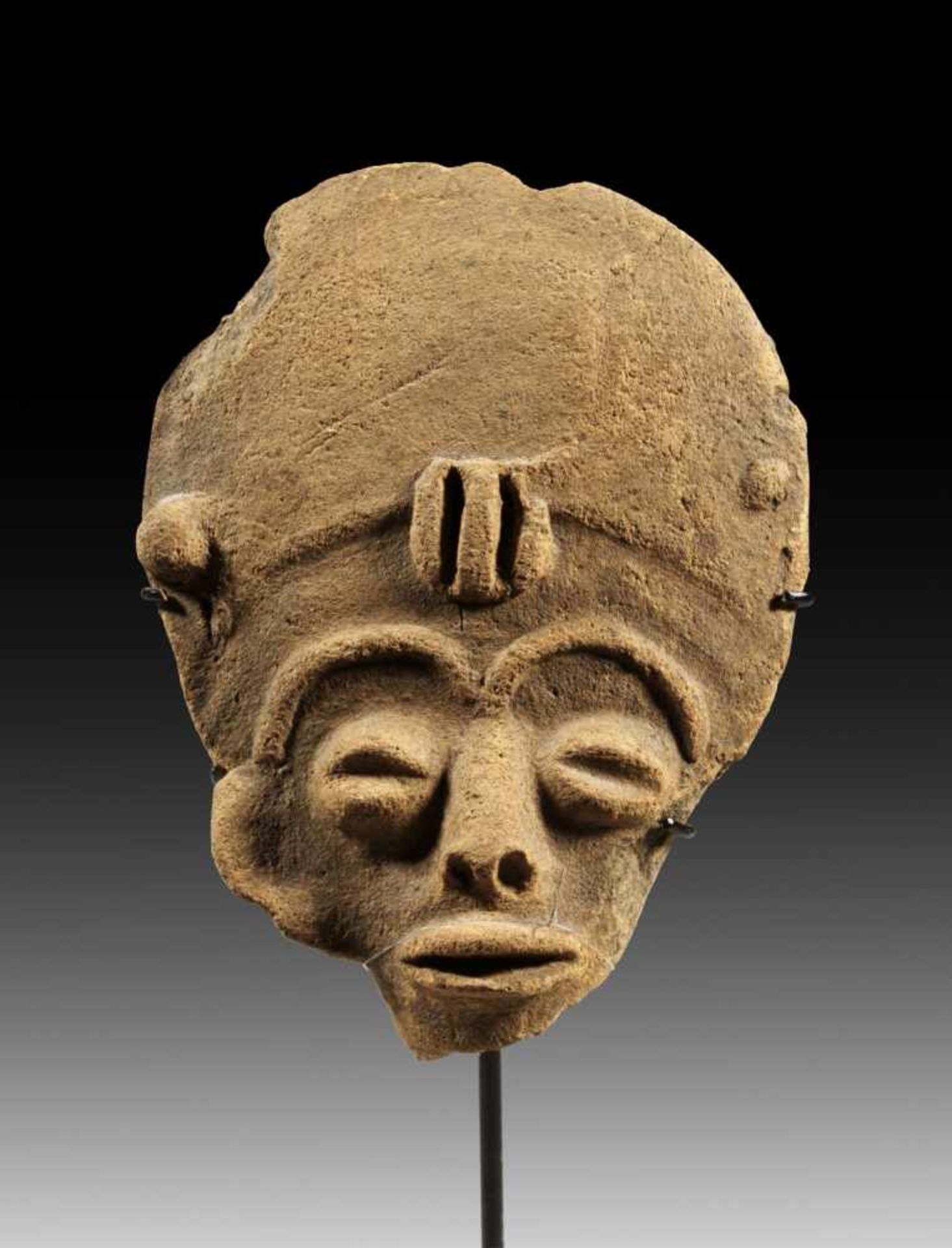 Kleiner Gedenkkopf aus Terrakotta. Akan, vermutlich aus Hemang-Twifo, Ghana, 18. - 19. Jh. H 12cm.