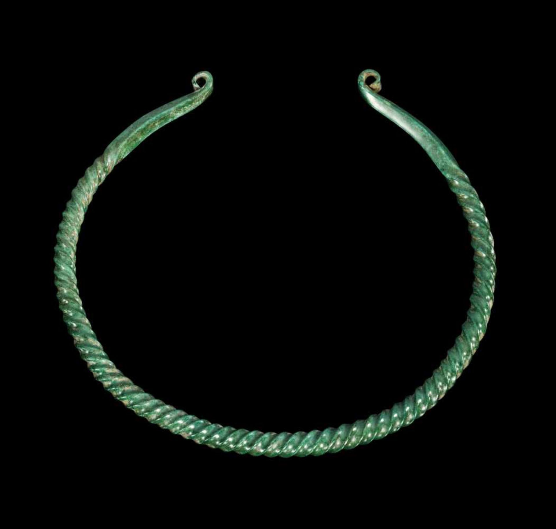 Halsring aus Bronze. Bronzezeit, 1200 - 800 v. Chr. ø 17,2cm. Vollguss. Aus einem tordierten