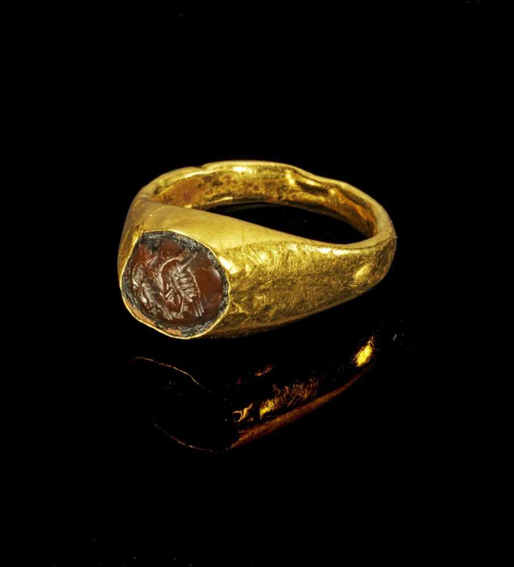 Goldfingerring mit Karneolgemme. Römisch, 1. Jh. n. Chr. 4,98g. Ringgröße 54 - 55. Schmale, nach
