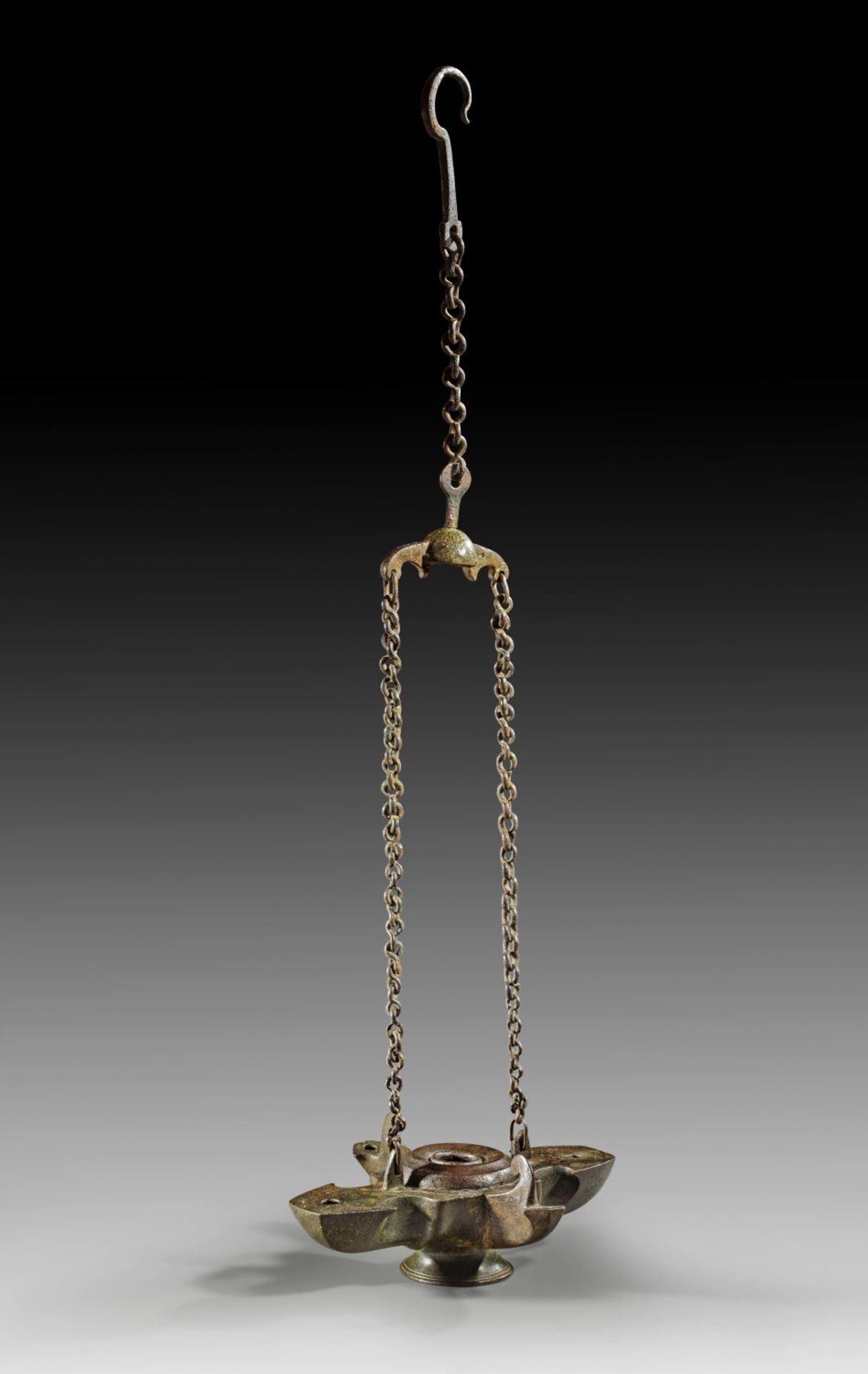 Vierschnauzige Bronzelampe. Römisch, 1. - 2. Jh. n. Chr. Lampe H 8,5cm, L 22cm, B 18,7cm, Kette L - Bild 2 aus 2