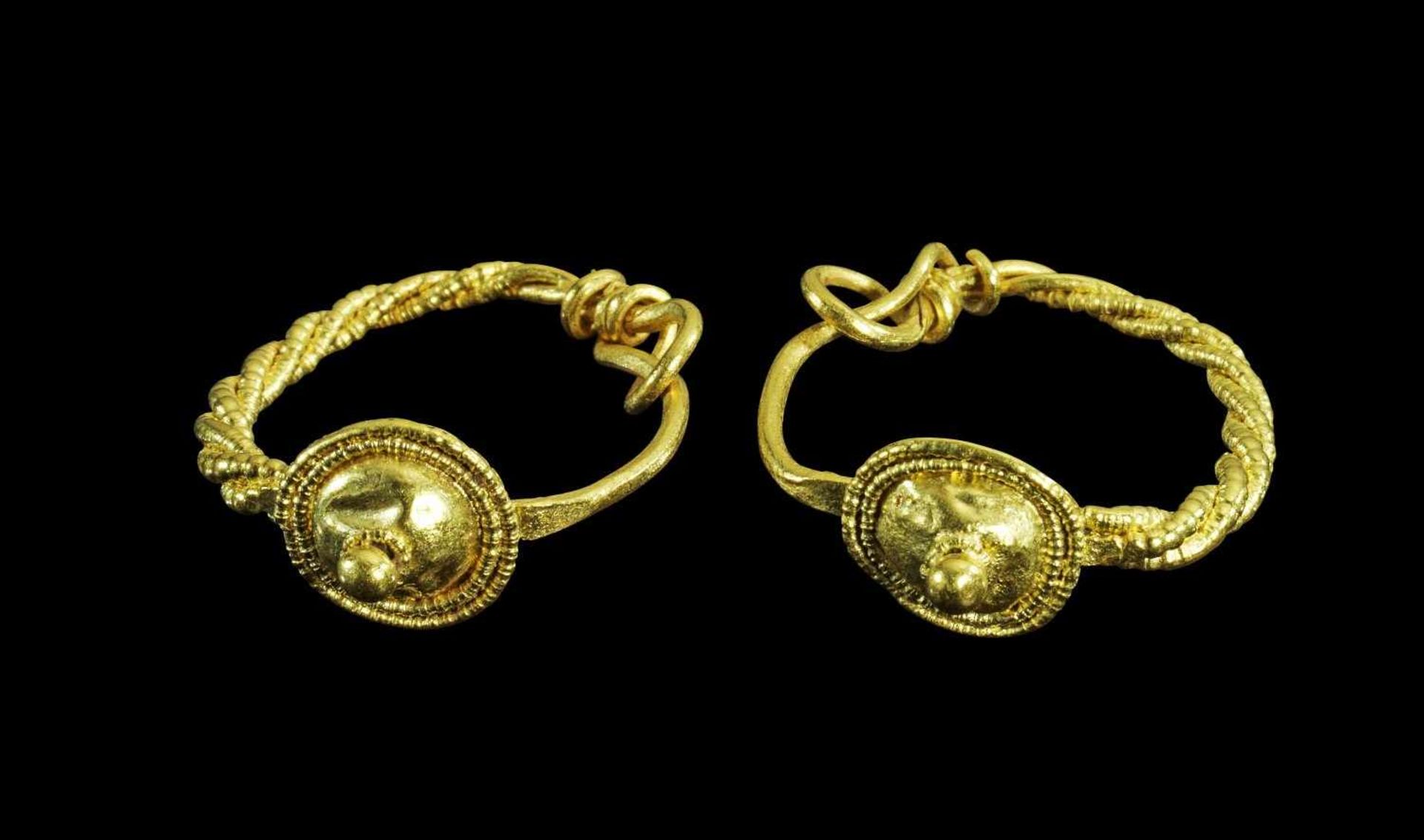 Paar Goldohrringe mit Schild. Römisch, 2. Jh. n. Chr. 2,93g, ø 1,6cm. Ring, der zur einen Hälfte aus