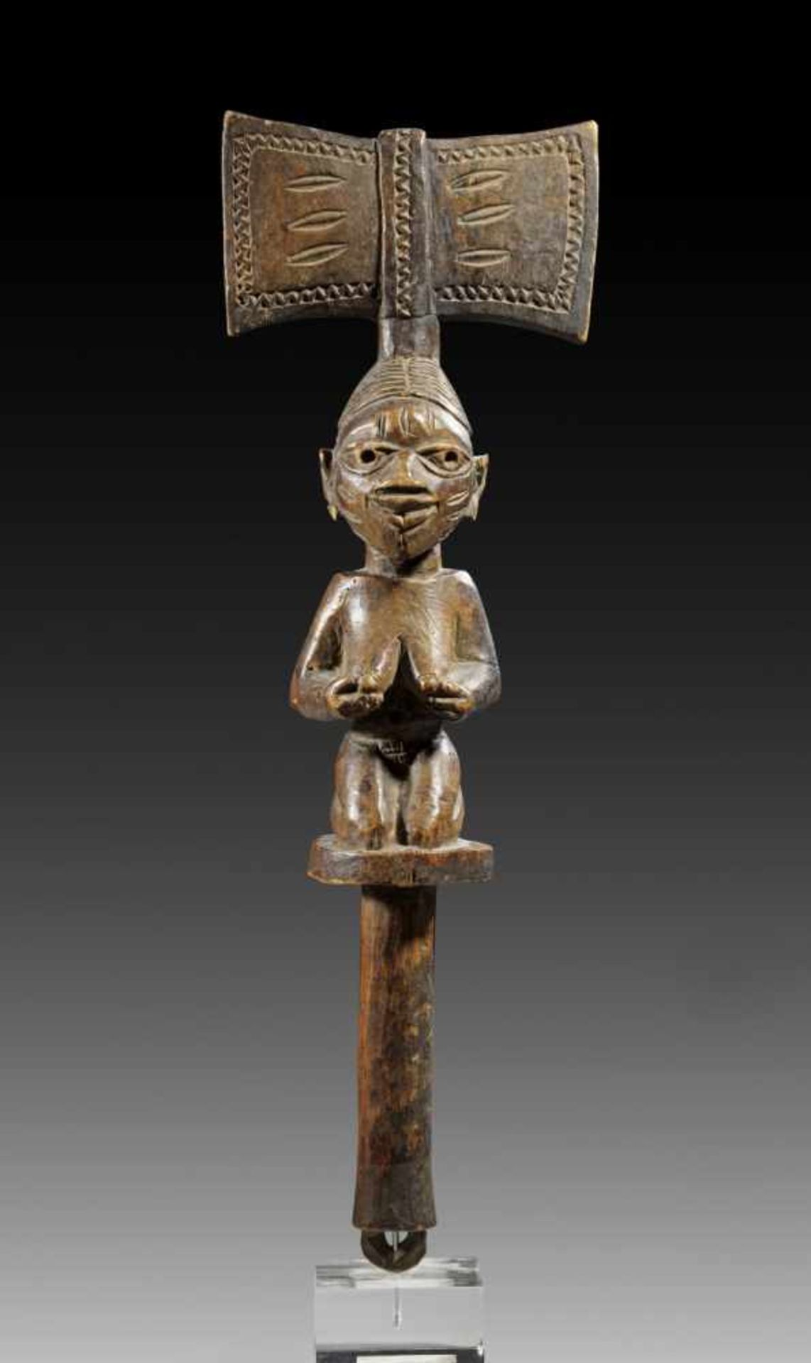 Ritualstab 'oshe shango'. Yoruba, Nigeria. H 42,2cm. Hölzerner Ritualstab mit kniender