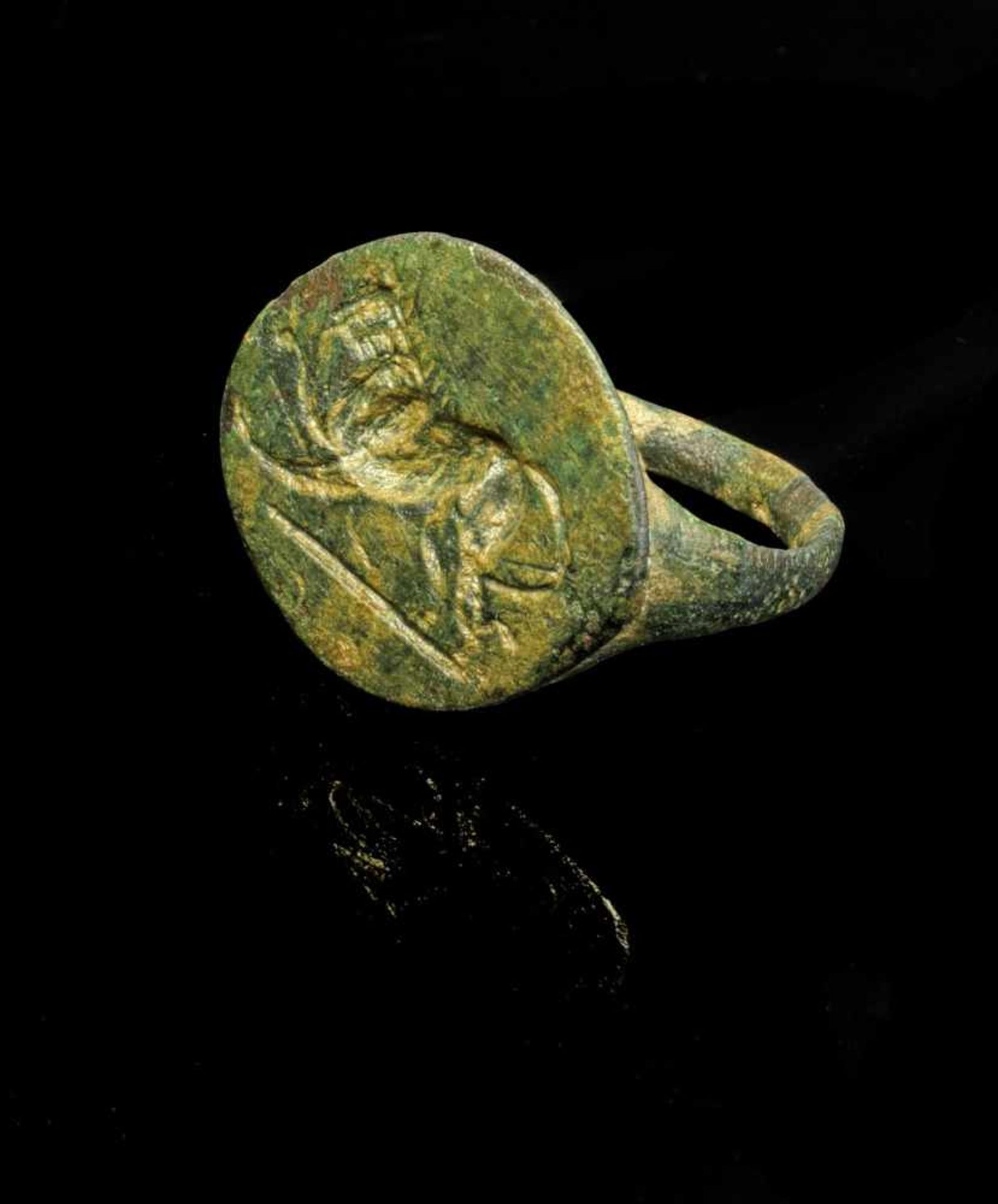 Bronzering mit Panther. Hellenistisch, 3. - 2. Jh. v. Chr. Ringgröße 59. Schmale, runde Schiene, die