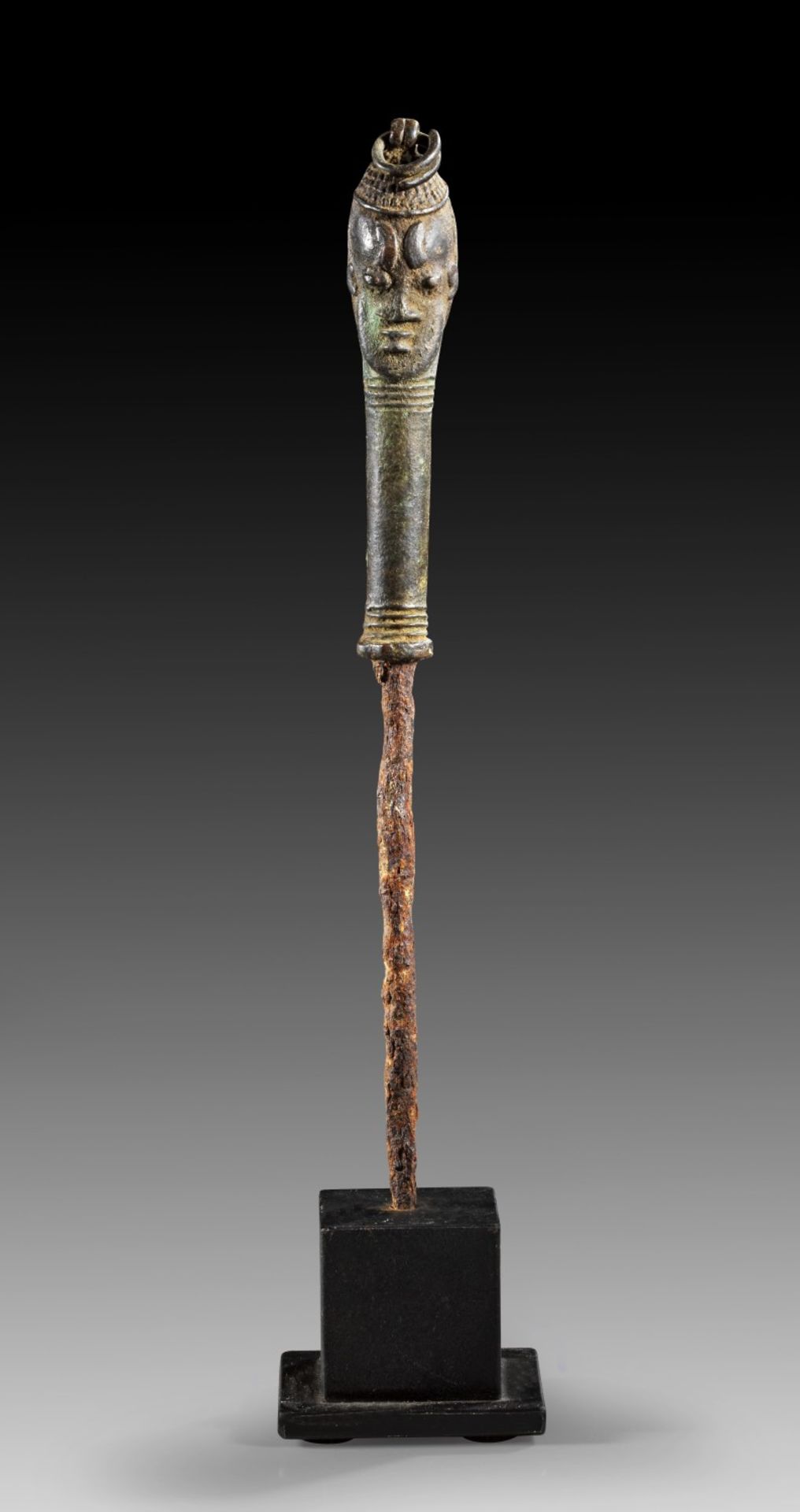 Ritual-Stab 'edan'. Yoruba, Nigeria. H 27cm. In Gestalt eines bronzenen Kopfes mit langem Hals auf