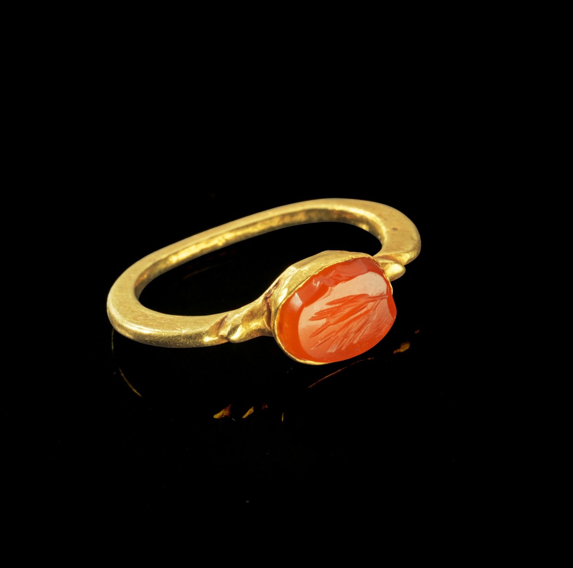 Goldener Ring mit orangem Karneol. Römisch, 2. - 3. Jh. n. Chr. 2,21g, Ringgröße 45. Schmale,