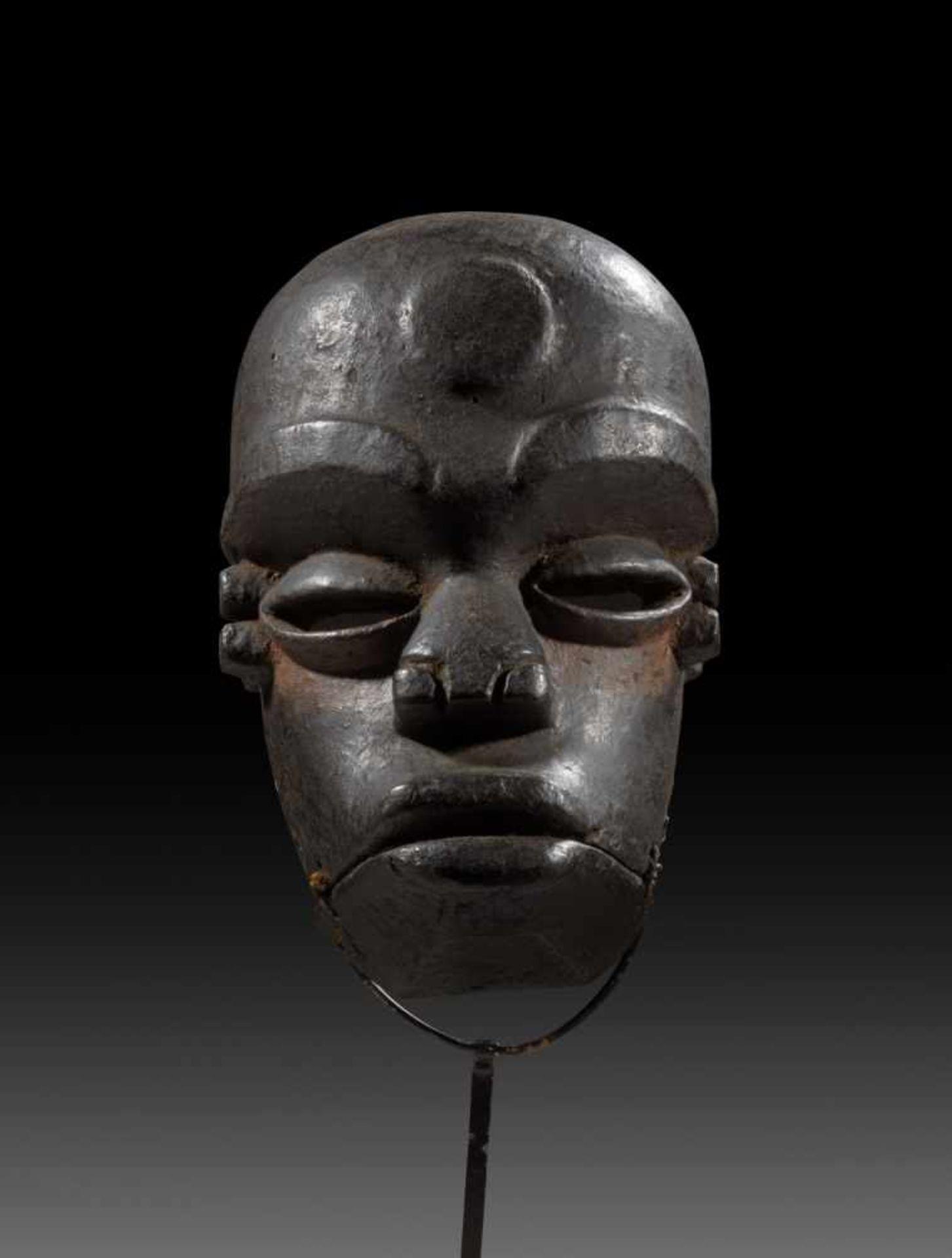 Klappkiefer-Maske 'idiok ekpo'. Nördliche Ibo, Nigeria. H 26cm. Mit prominent gestalteten