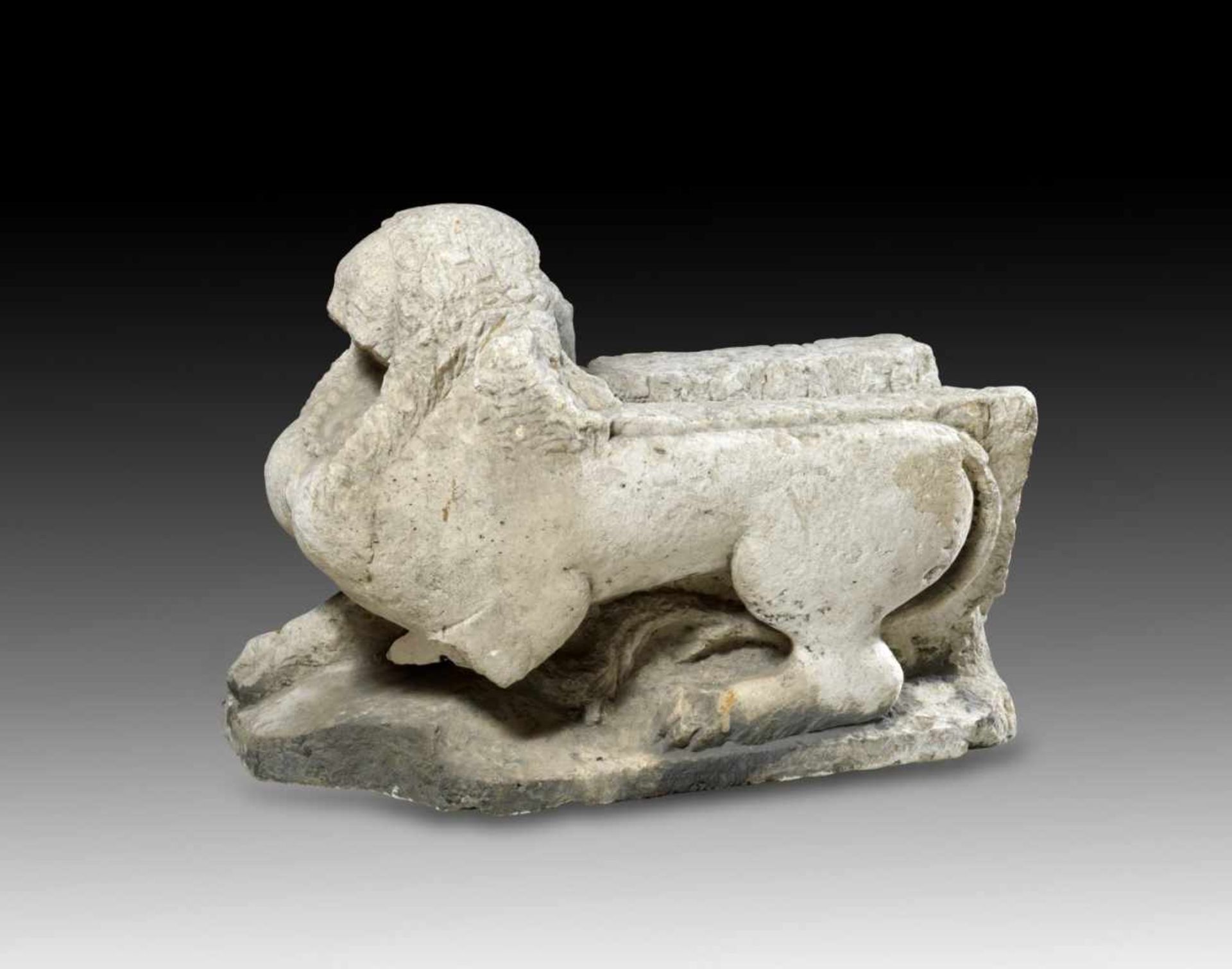 Sphinx. 16. - 17. Jh. L 56cm, H 43cm, B 27cm. Weißer Kalkstein. Wasserspeier in Form einer kauernden
