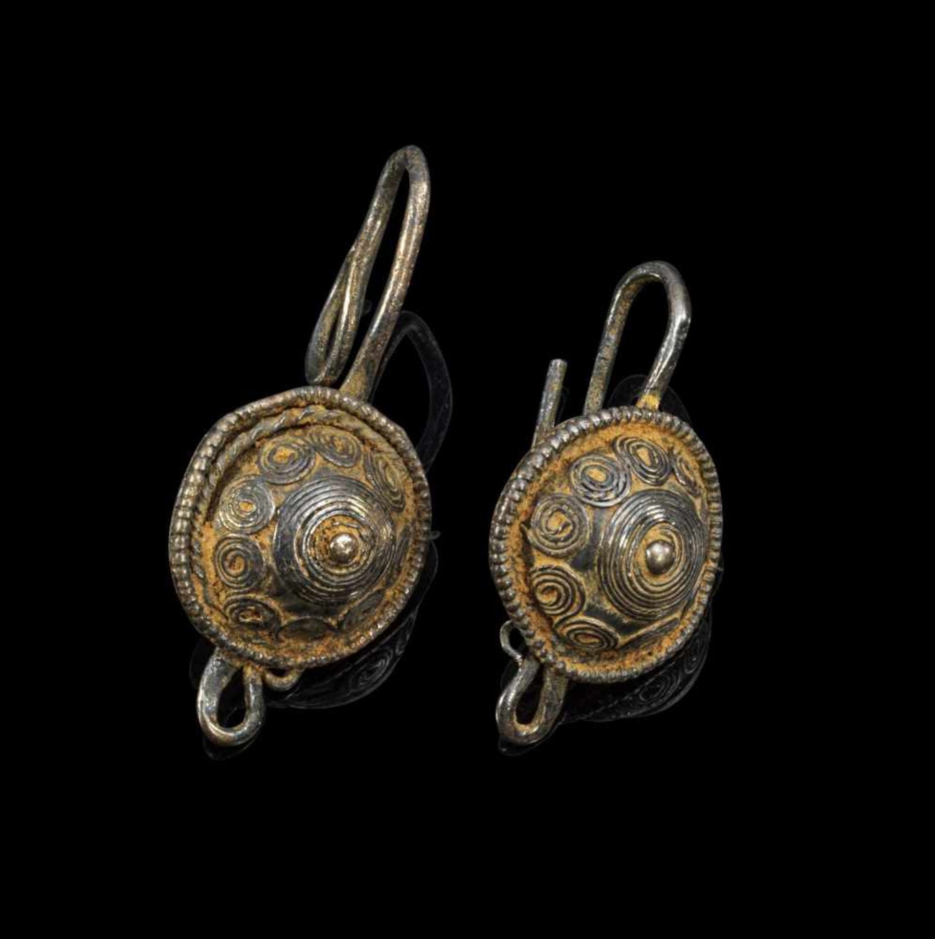 Paar silberne Ohrringe mit Schild. Römisch, 2. - 3. Jh. n. Chr. L 3,1cm. Bügelohrringe mit