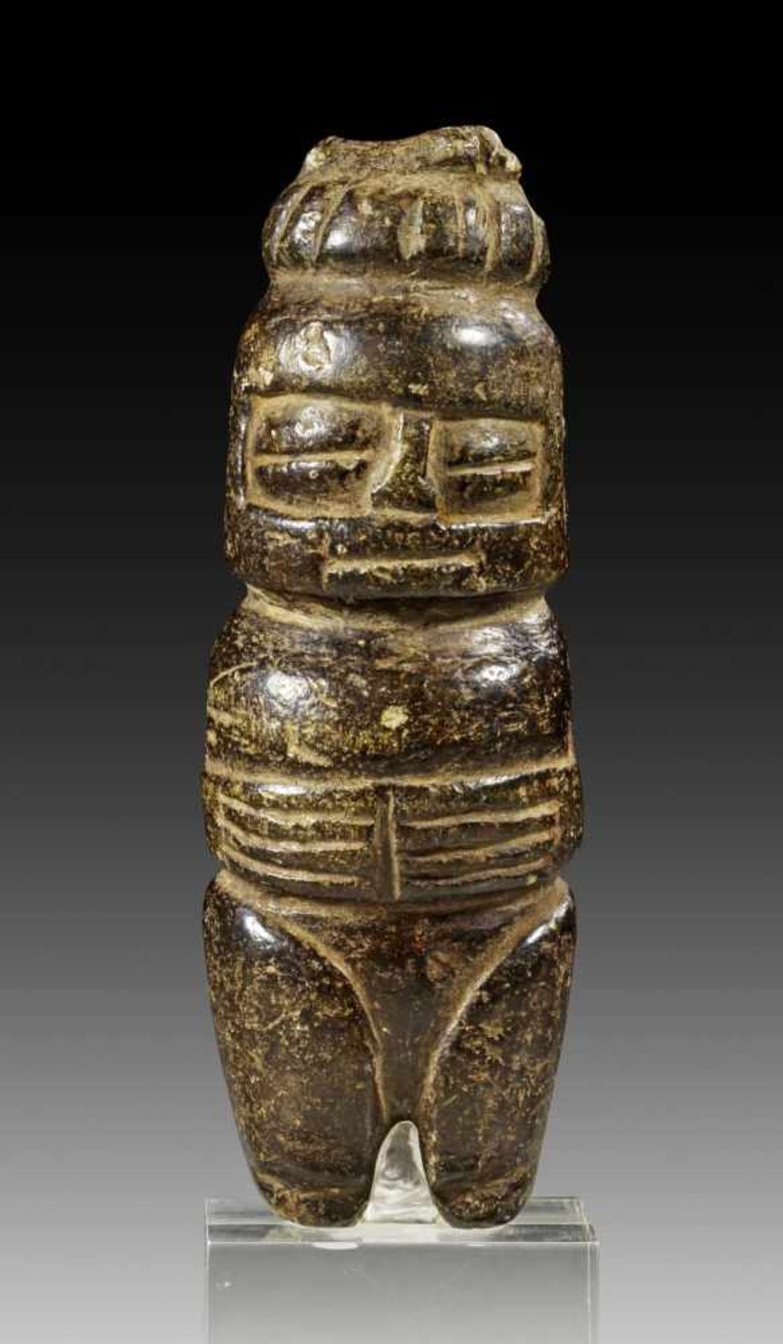 Kleine Steinfigur. Mezcala, Guerrero, ca. 500 v. - 250 n. Chr. H 15,5cm. Schwarzer polierter Diorit.
