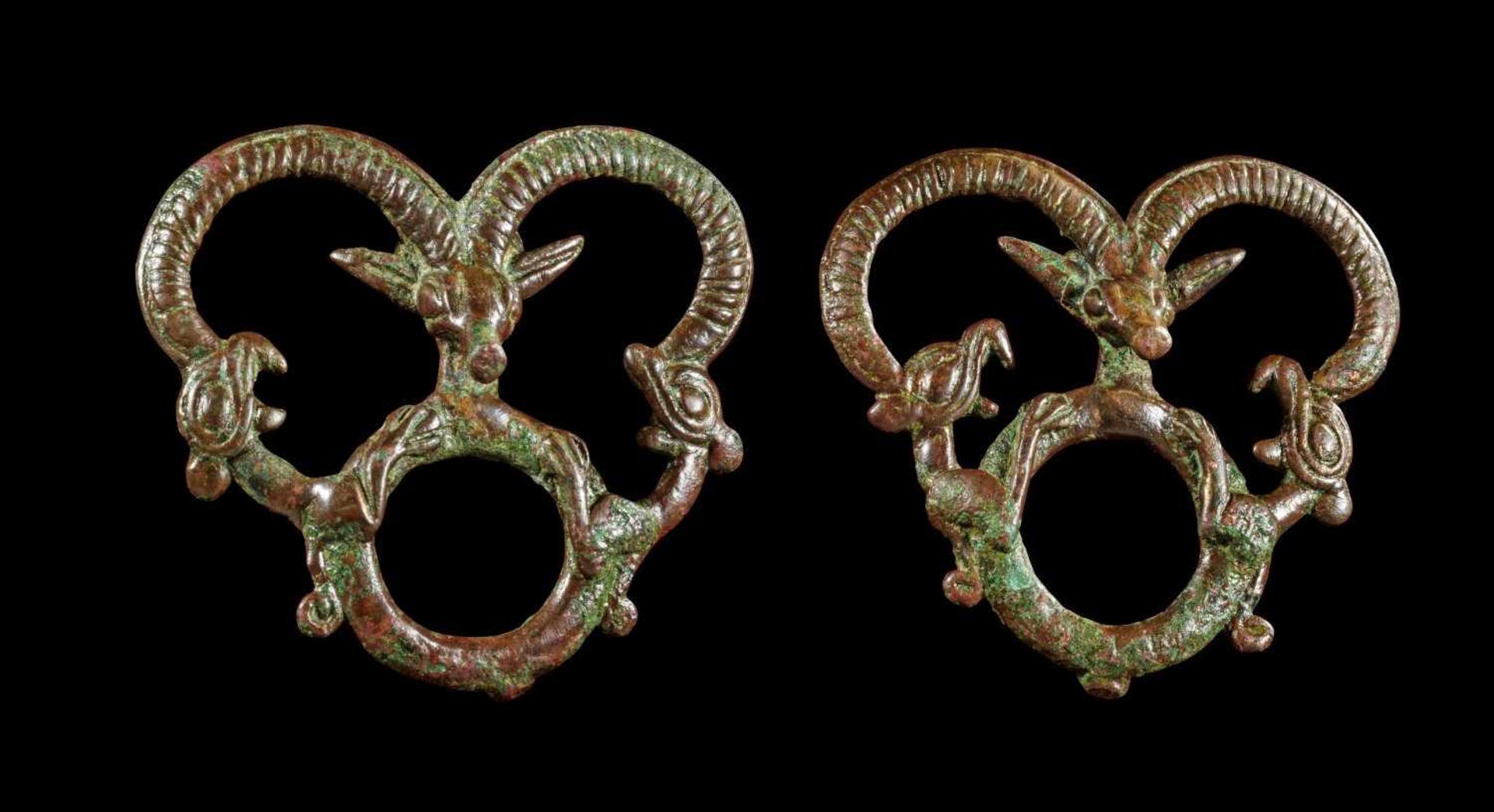 Zwei Pferdeanhänger aus Bronze. Luristan, 1. Viertel 1. Jt. v. Chr. H 8cm, ø 4,8cm. Die Anhänger