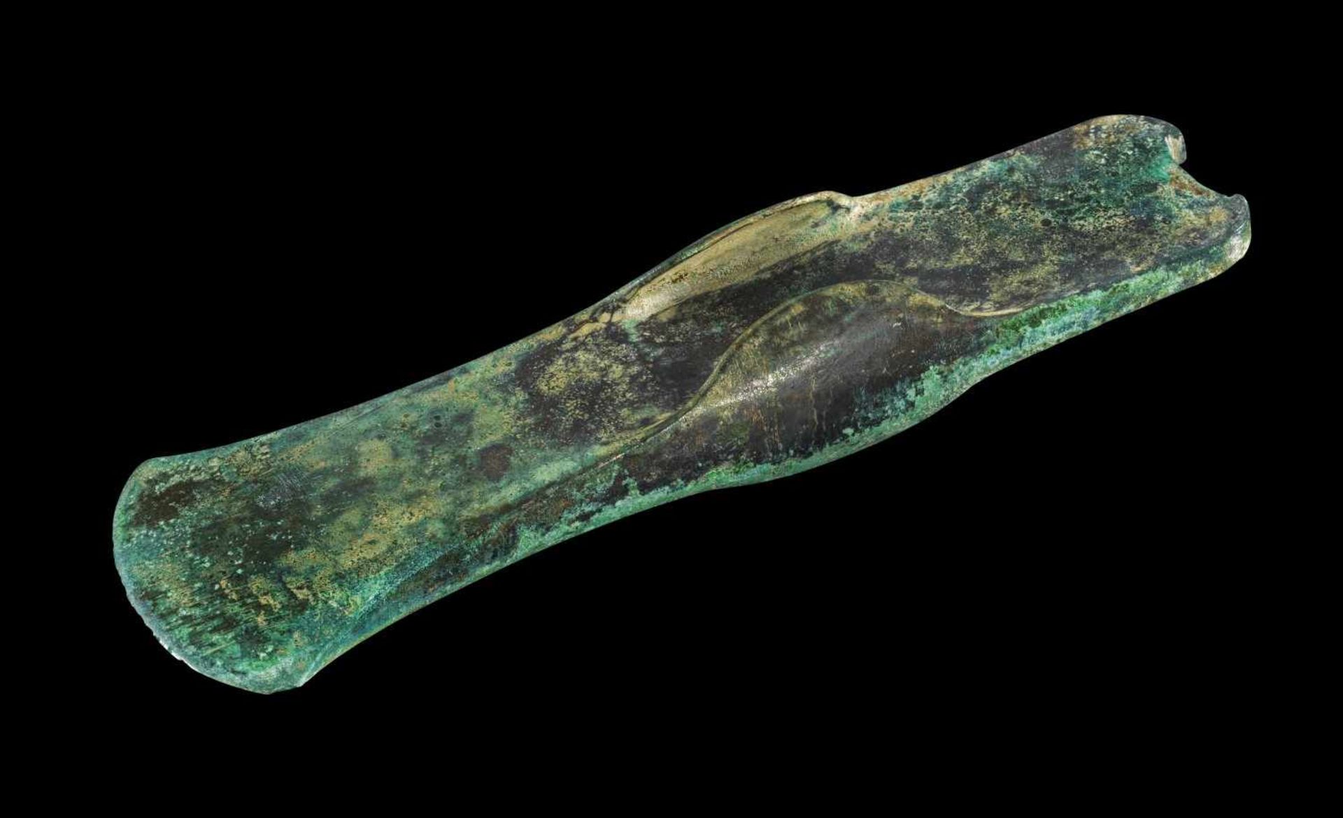 Lappenbeil. Späte Bronzezeit, 1300 - 900 v. Chr. L 20cm. Bronzeguss. Mittelständiger Typus. Die