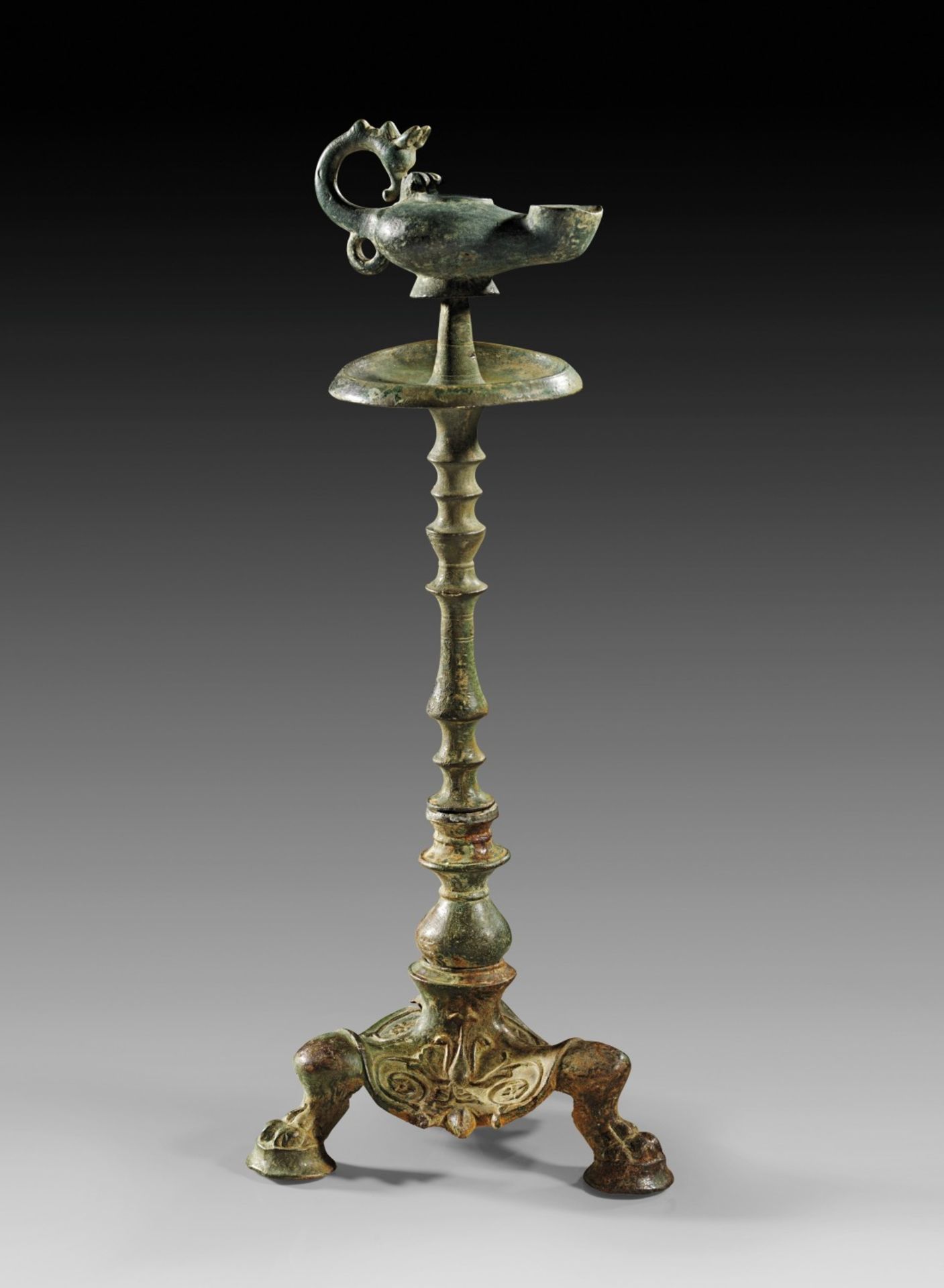 Bronzelampe mit Kandelaber. Frühbyzantinisch, 5. - 6. Jh. n. Chr. H Ständer 30,2cm, L Lampe 10,