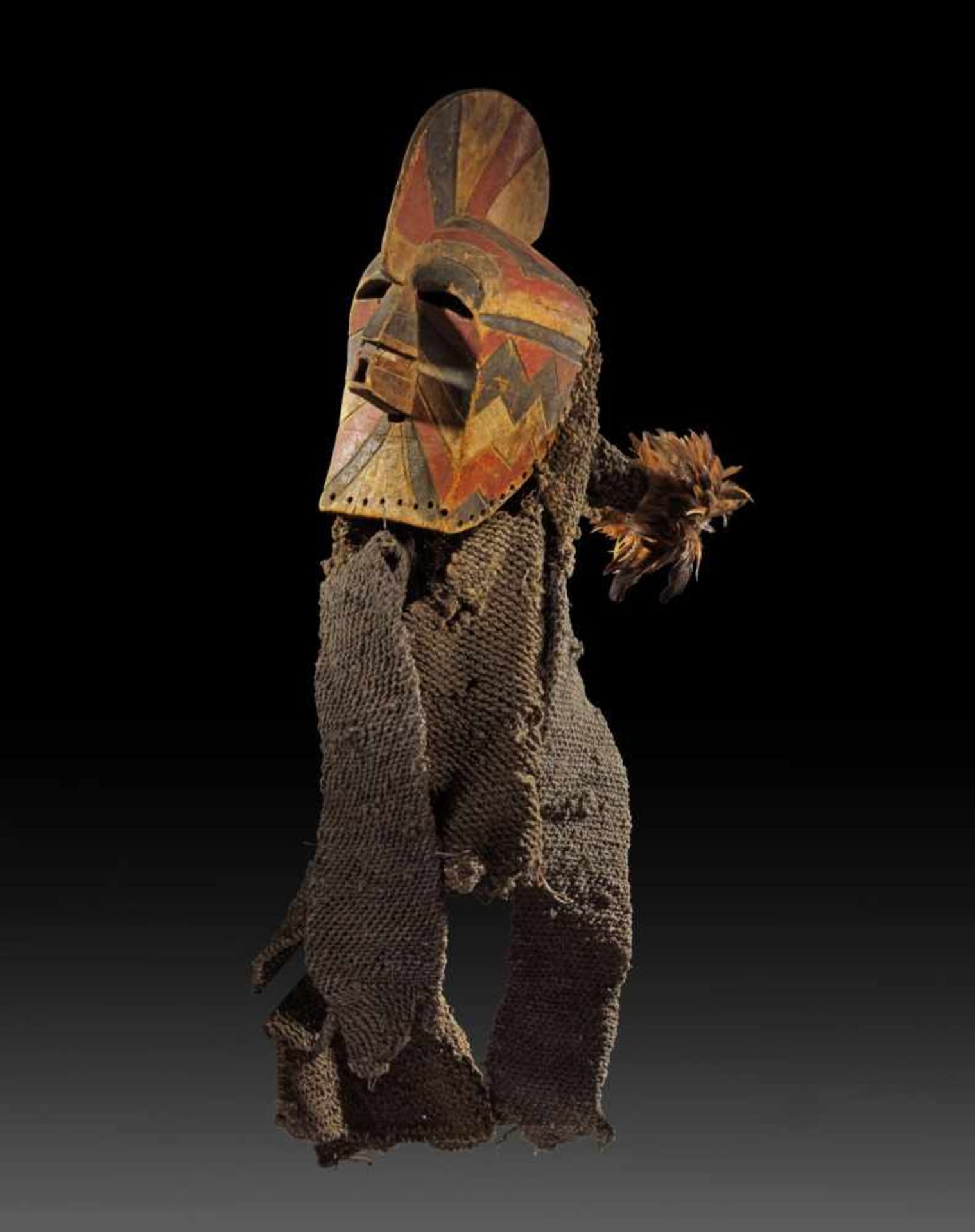 Große, abstrakte Maske. Songe, Demokratische Republik Kongo. H 45cm. Aus schwarz, weiß und rot